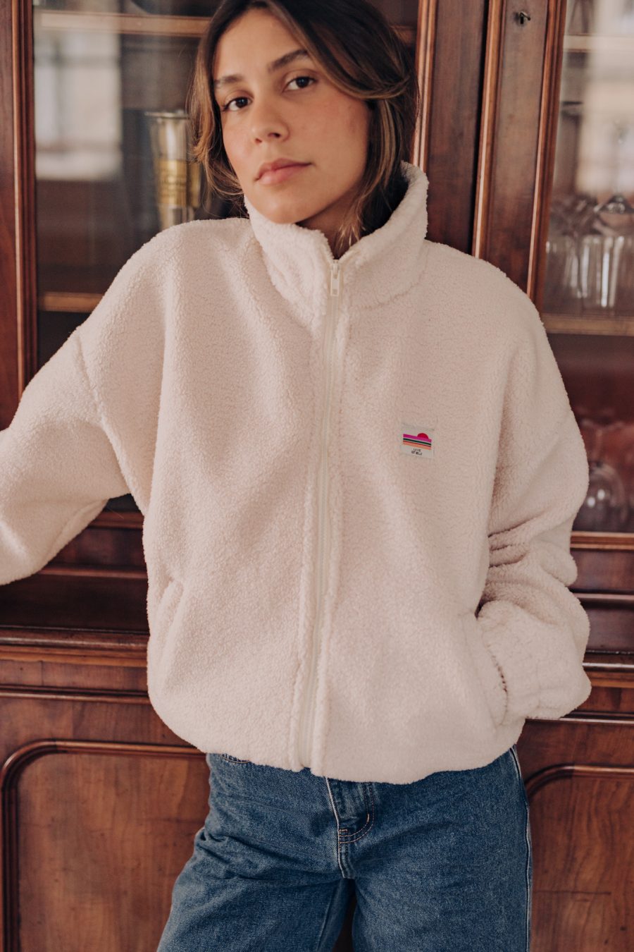 Veste Anea écrue Sahoma en sherpa portée avec le jean Omar bleu foncé