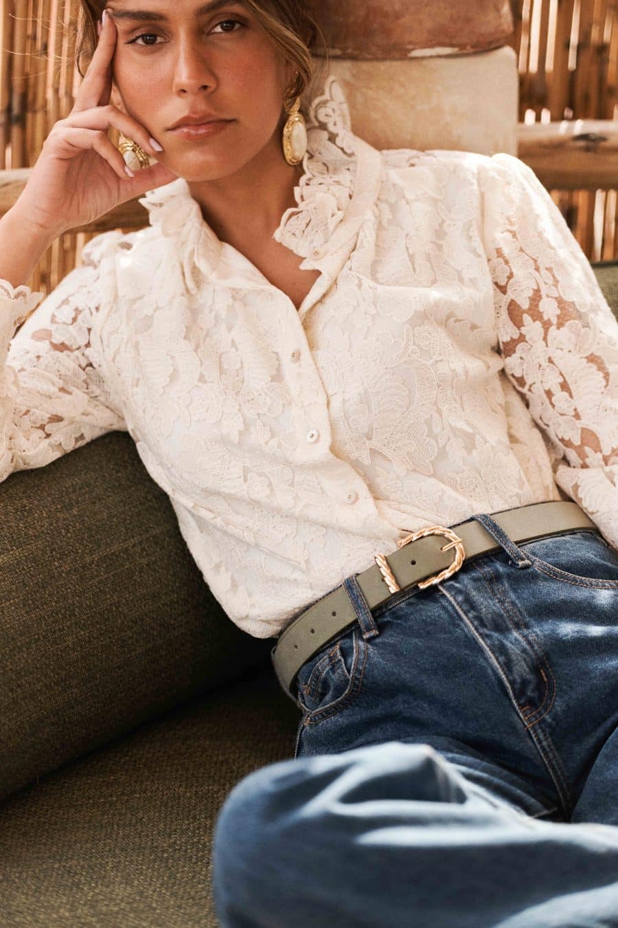 Blouse Aura Sahoma écrue à motifs floraux en dentelle, manches longues, portée avec un jean bleu foncé