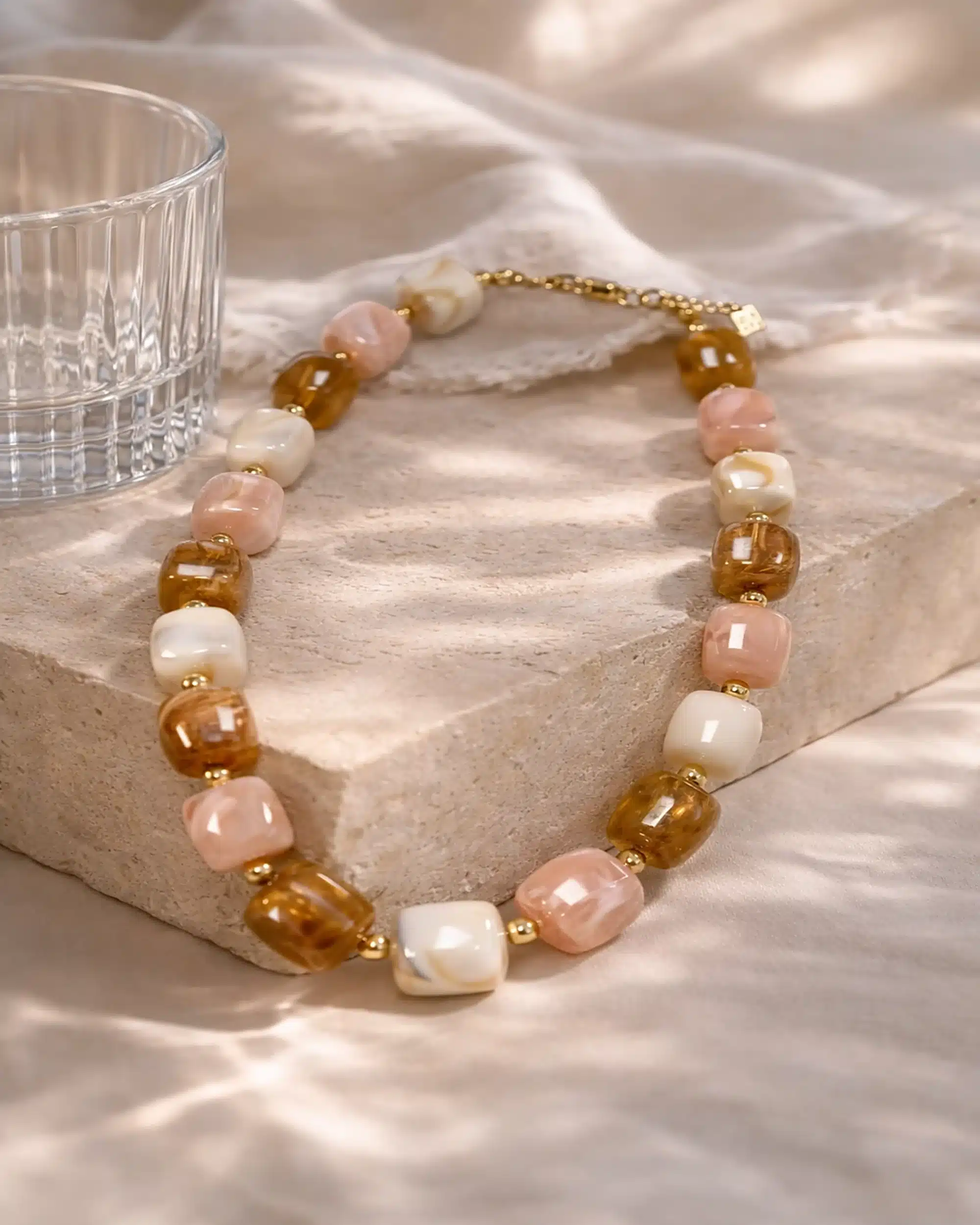 article_image_1_2400x3000_ultra Bracelet Noéa Sahoma avec pierres roses, ivoires et ambrées