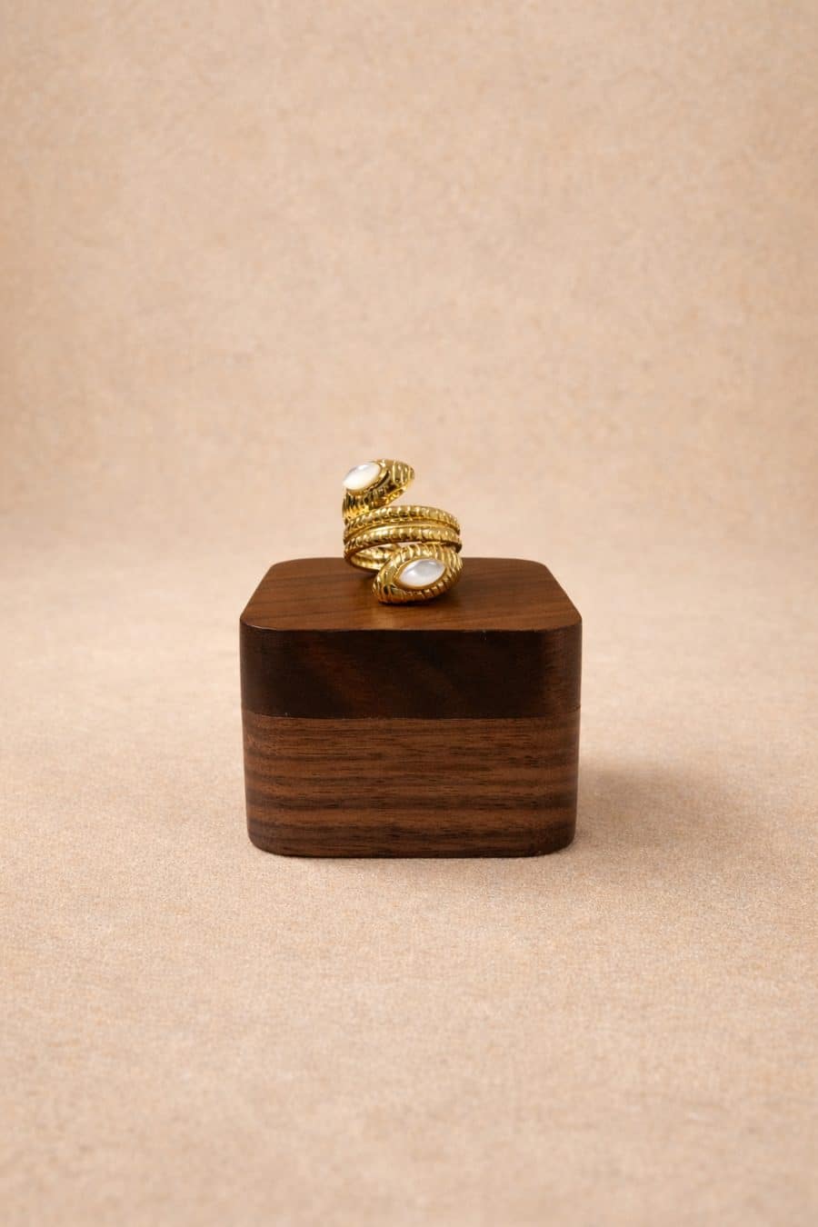 Bague Medis Sahoma dorée ornée de pierres blanches