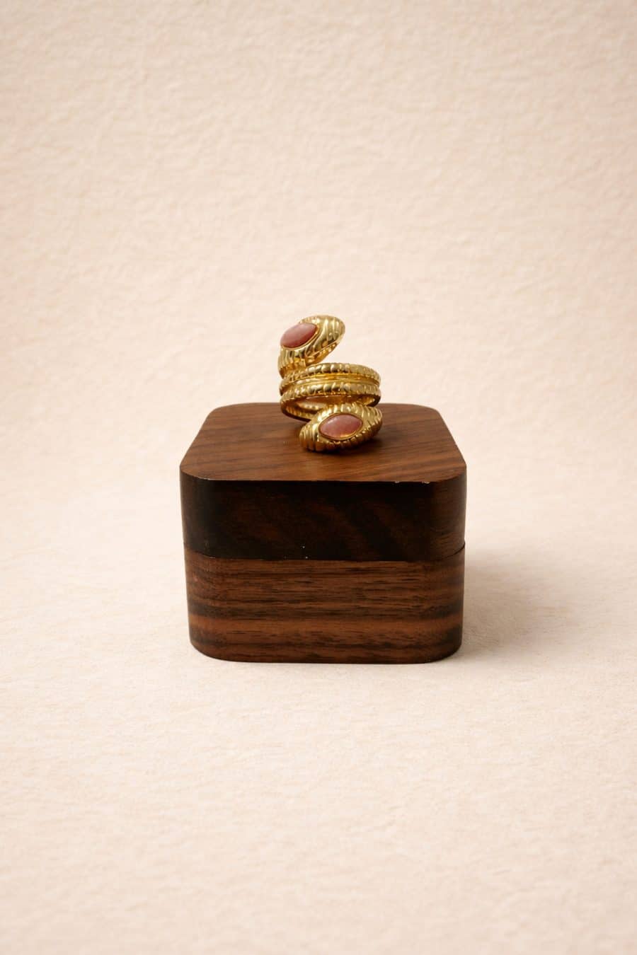 Bague Medis Sahoma dorée ornée de pierres roses