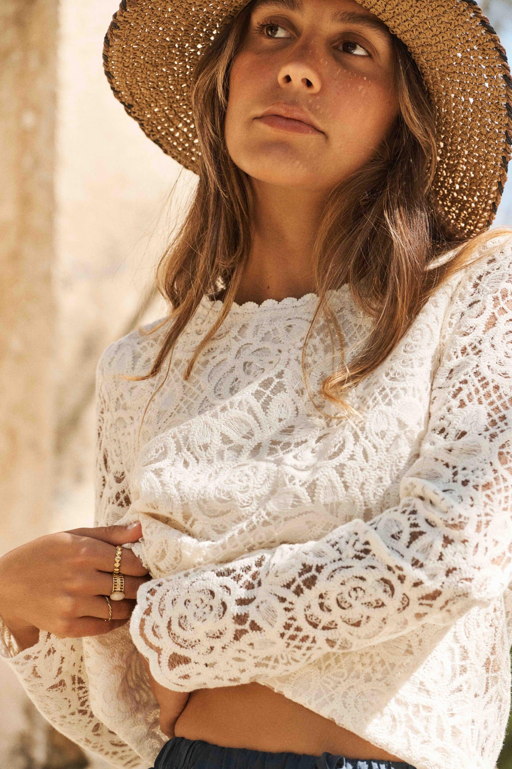 blouse-anis-blanche-sahoma-00001 Blouse écrue aux motifs floraux en dentelle, col rond, manches longues semi-transparentes