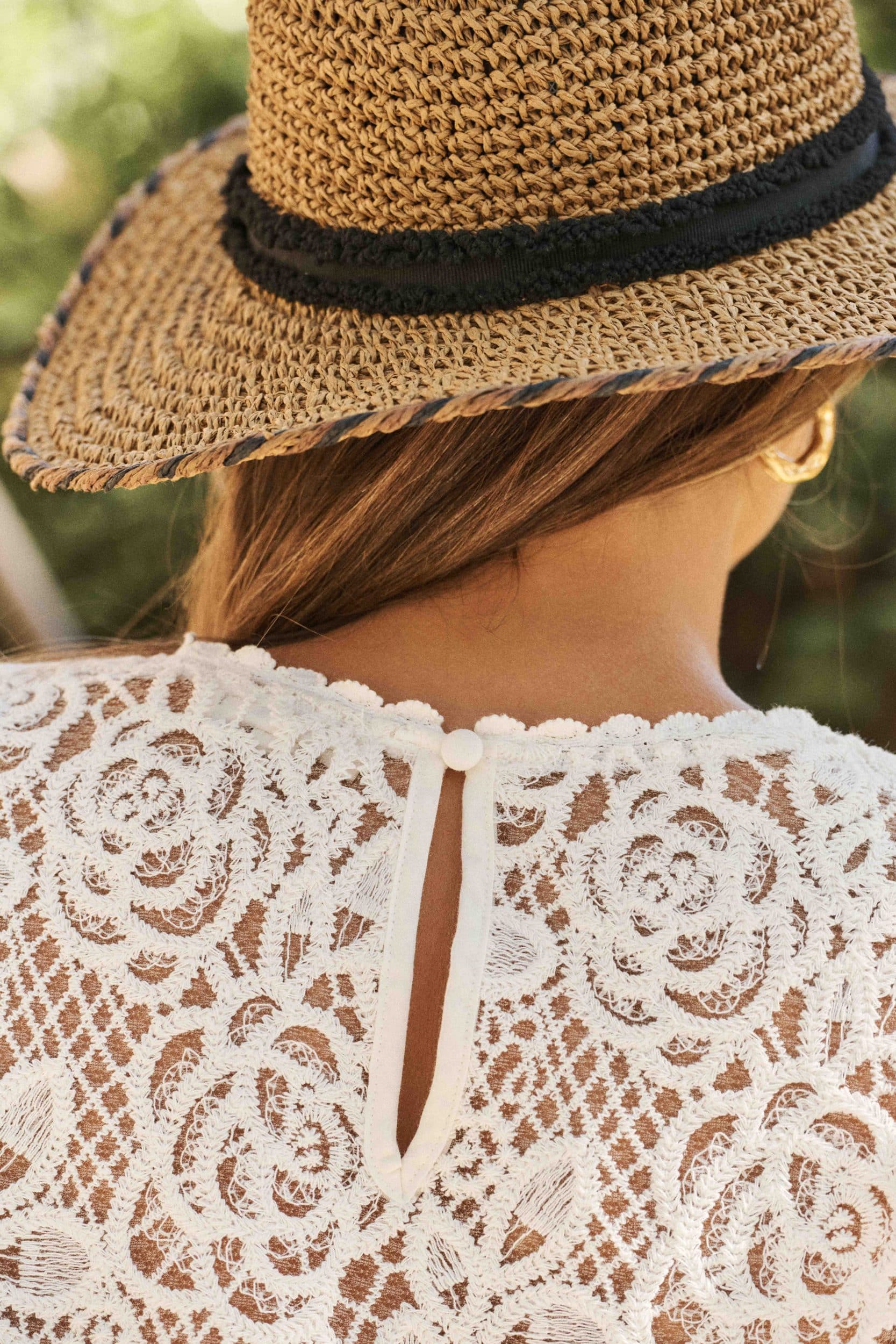 blouse-anis-blanche-sahoma-00002 Blouse écrue aux motifs floraux en dentelle, col rond, manches longues semi-transparentes