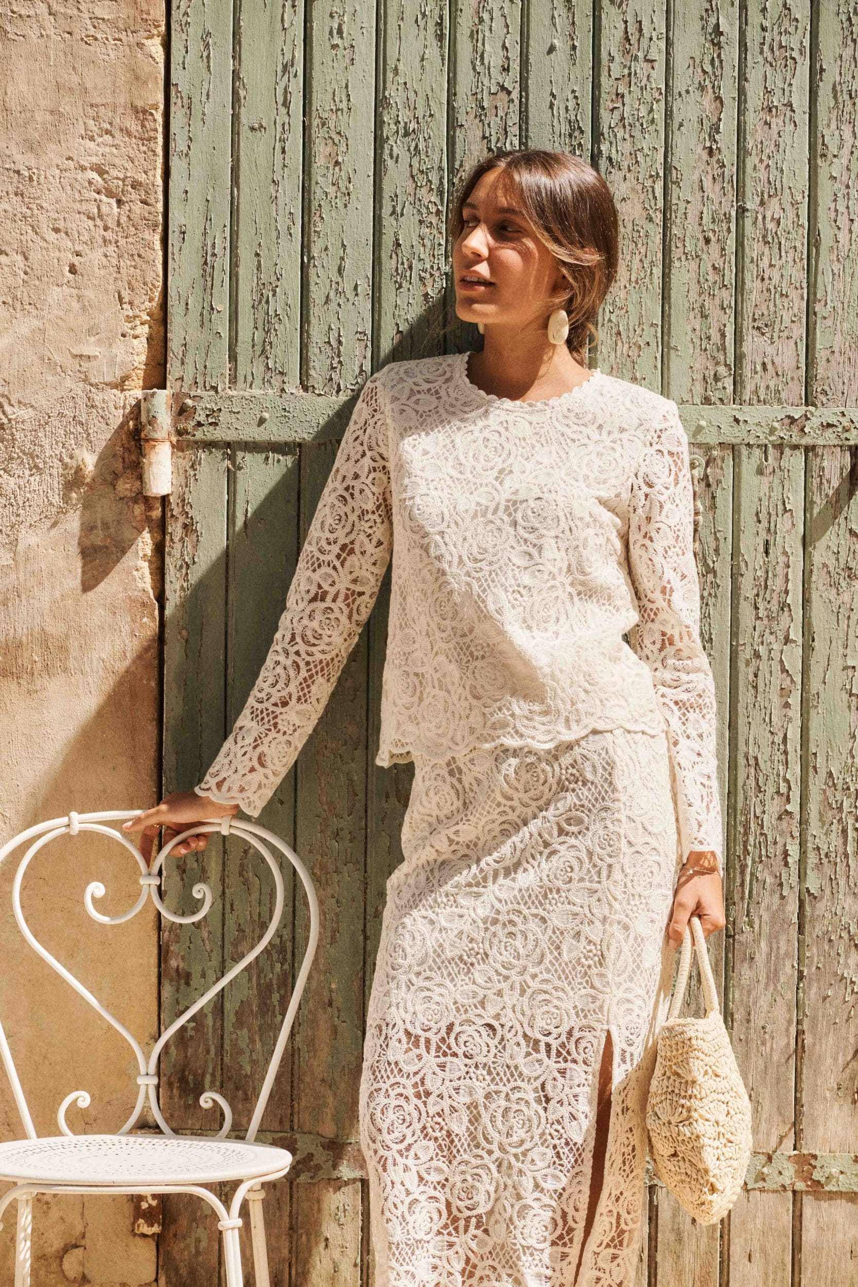 blouse-anis-blanche-sahoma-00005 Blouse écrue aux motifs floraux en dentelle, col rond, manches longues semi-transparentes