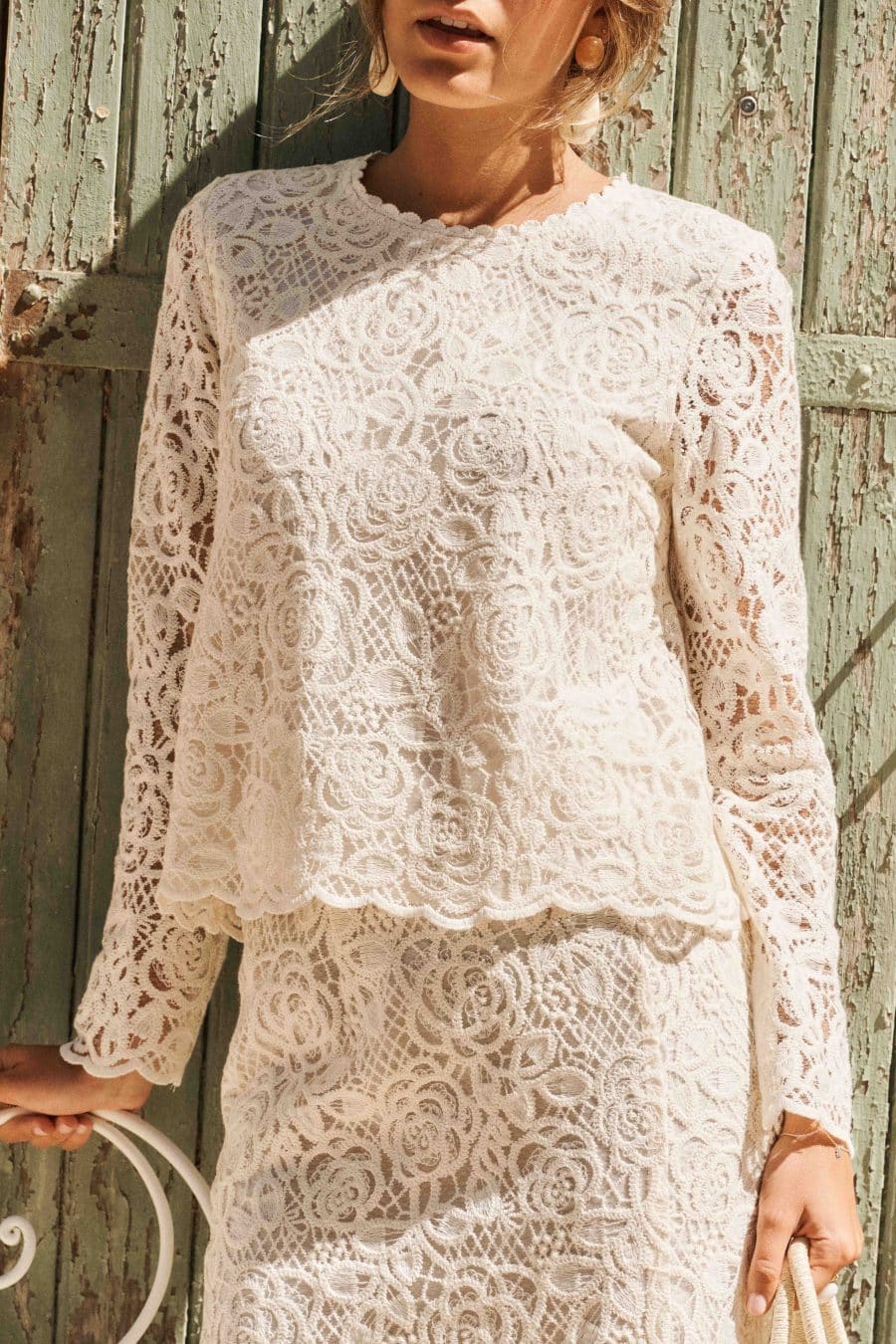 Blouse écrue aux motifs floraux en dentelle, col rond, manches longues semi-transparentes