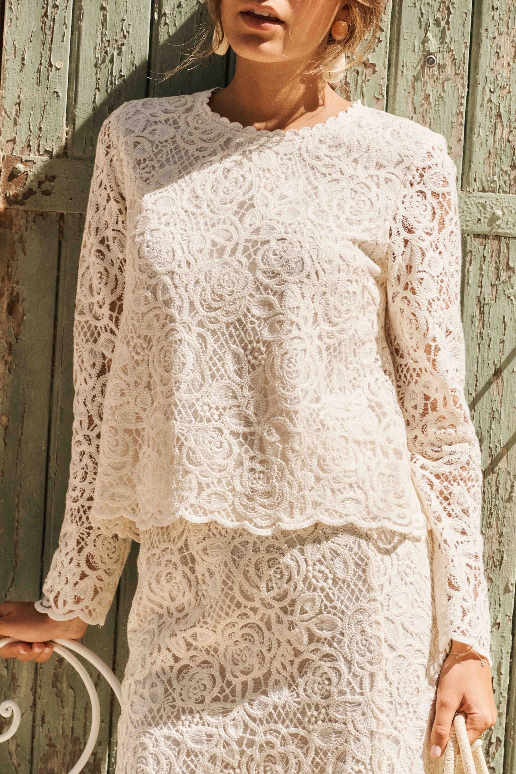 blouse-anis-blanche-sahoma-00007 Blouse écrue aux motifs floraux en dentelle, col rond, manches longues semi-transparentes