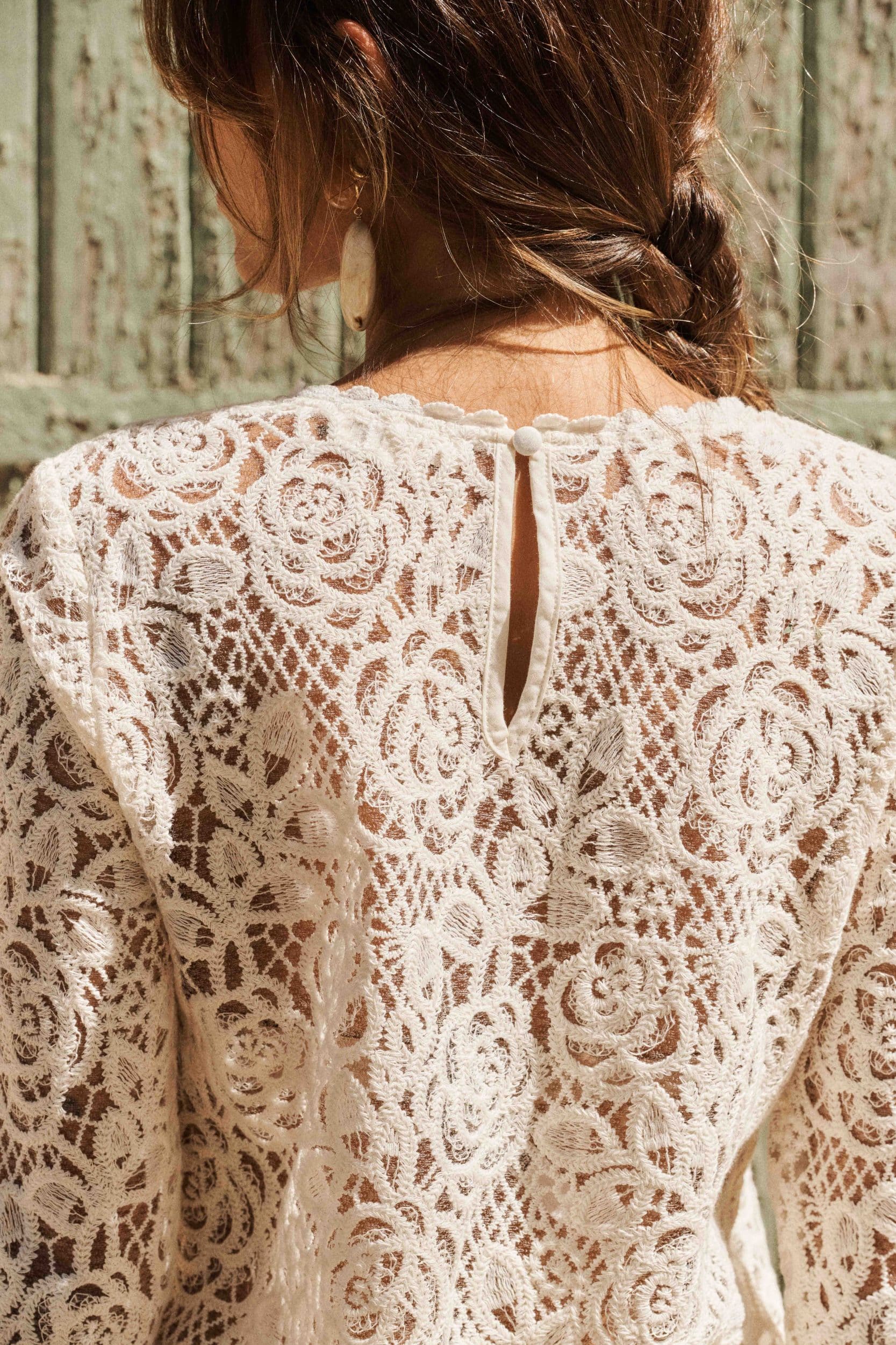 blouse-anis-blanche-sahoma-00009 Blouse écrue aux motifs floraux en dentelle, col rond, manches longues semi-transparentes