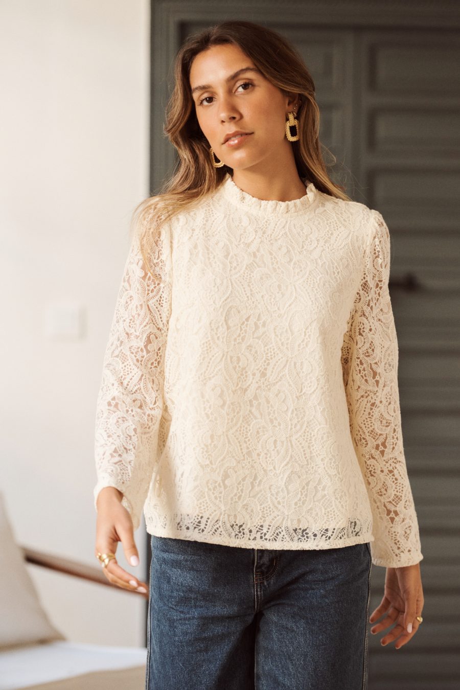 Blouse Lison Sahoma écrue en dentelle, col à volants, manches longues, portée avec un jean foncé