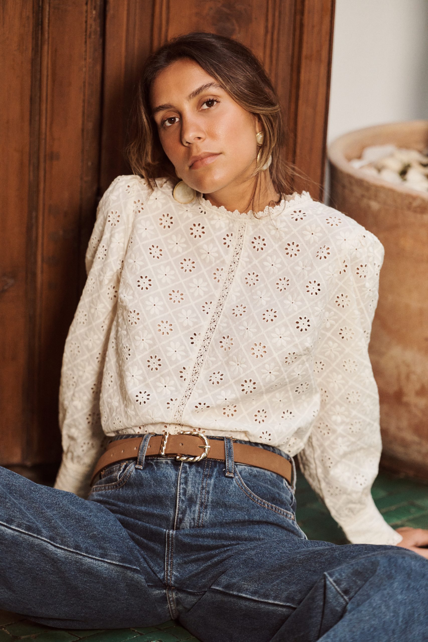 Blouse Lycia Sahoma écrue à broderie anglaise aux motifs floraux, manches longues, portée avec un jean foncé