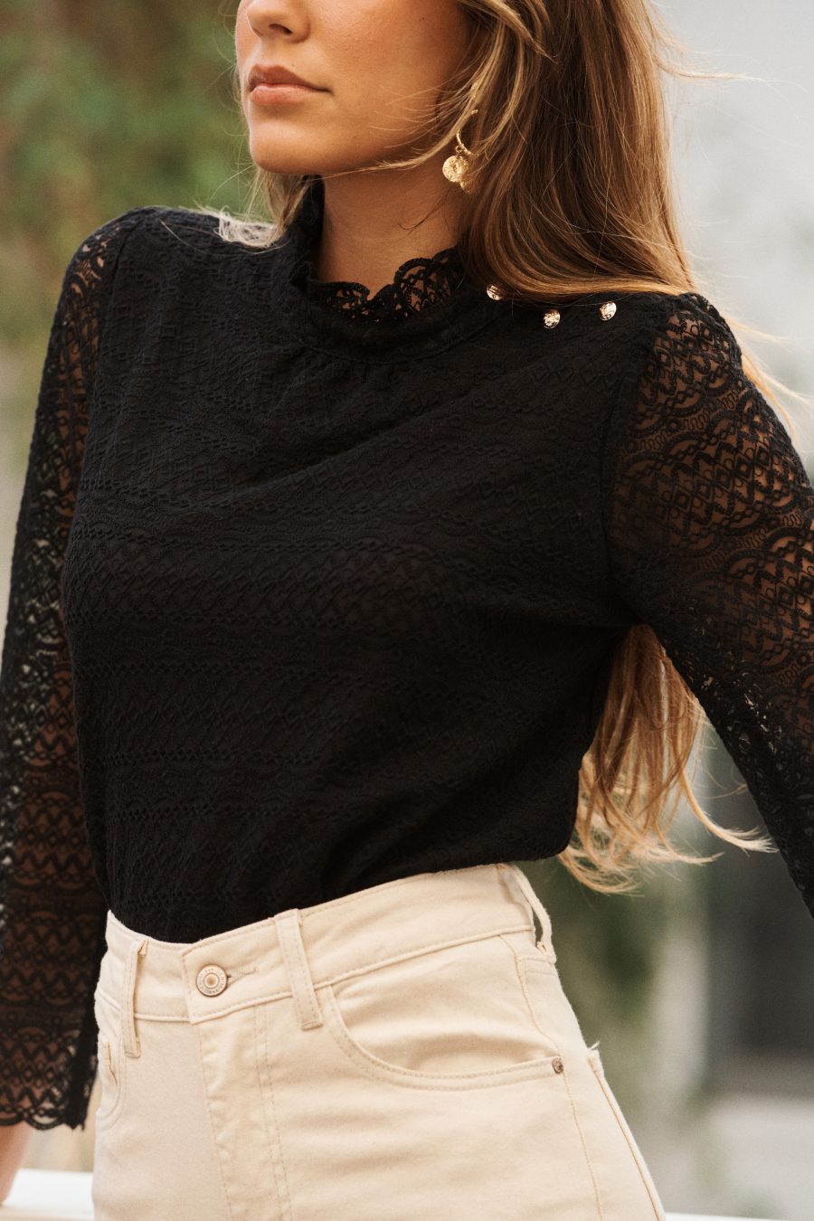 Blouse Selina Sahoma noire en dentelle, col à volants boutonnée, manches longues, portée avec un jean clair