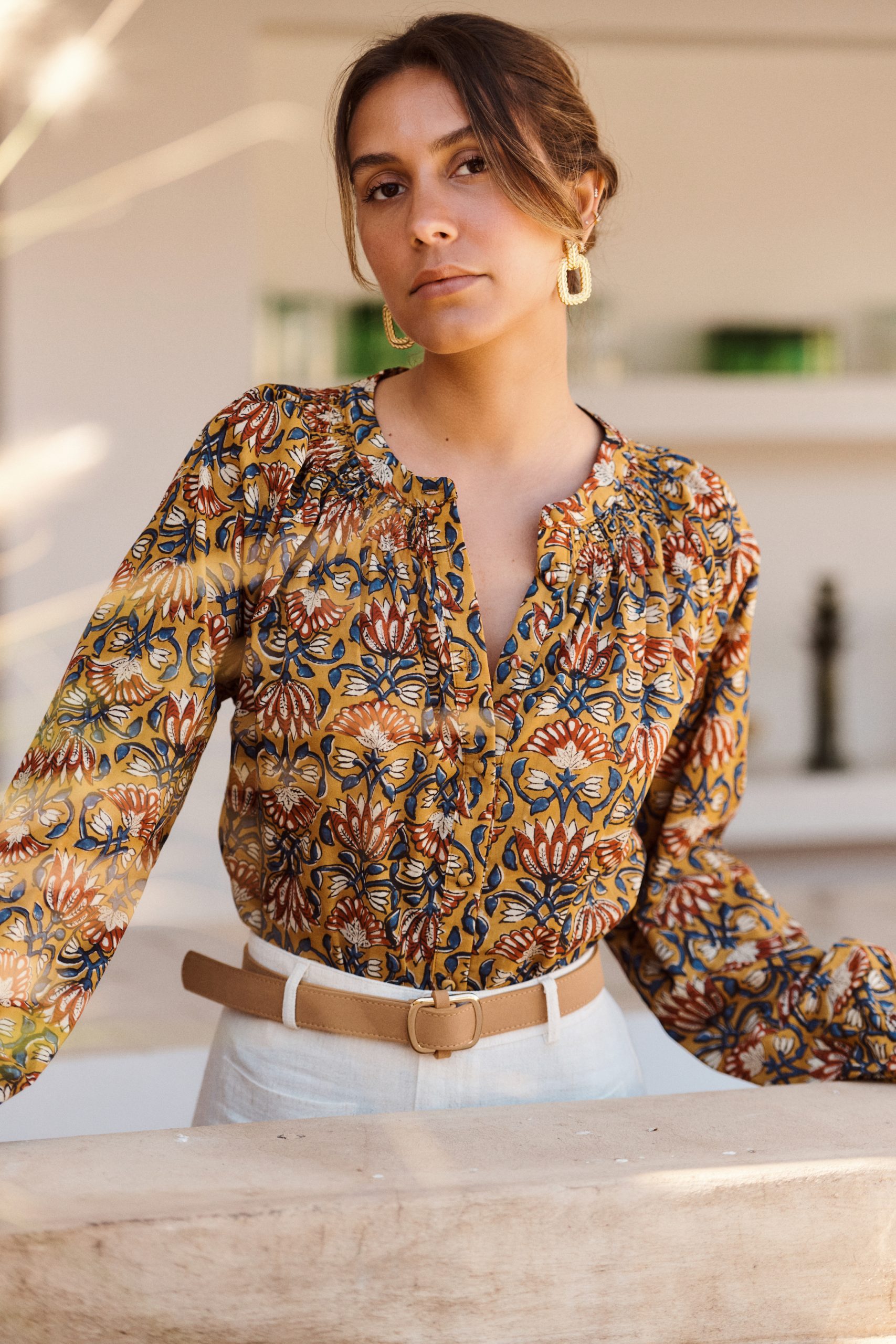 Blouse femme Shell Sahoma à motifs floraux, manches longues, portée avec un pantalon clair