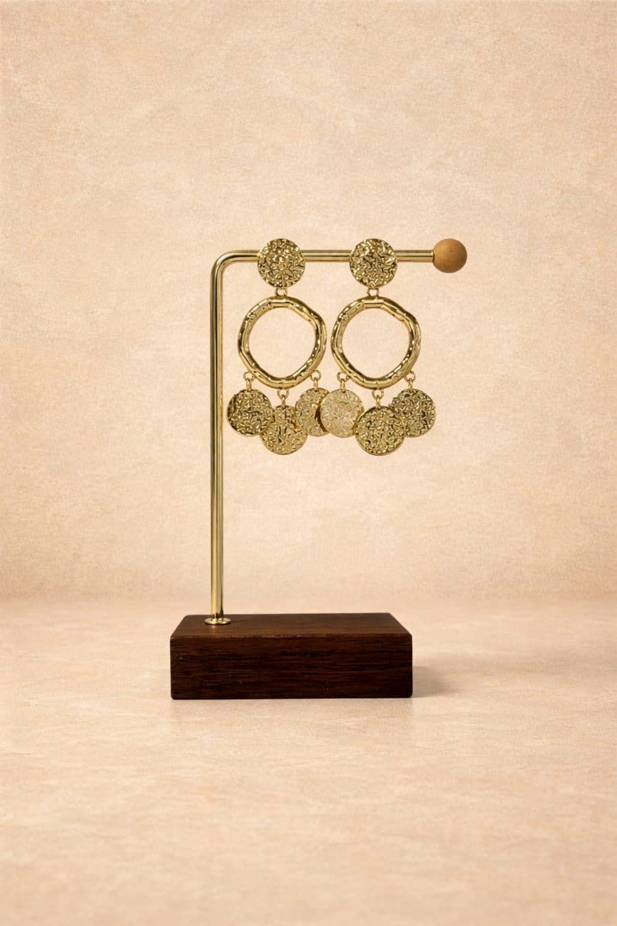 Boucles d'oreilles pour femme Loreen Sahoma dorées avec charms ronds effet martelé, sur fond neutre