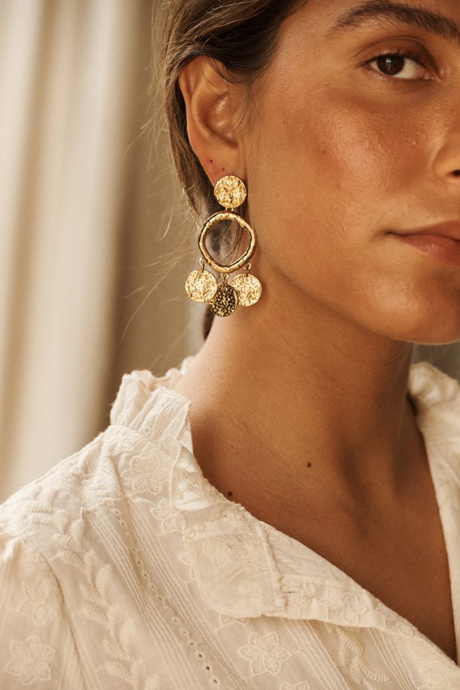 Boucles d'oreilles pour femme Loreen Sahoma dorées avec charms ronds effet martelé