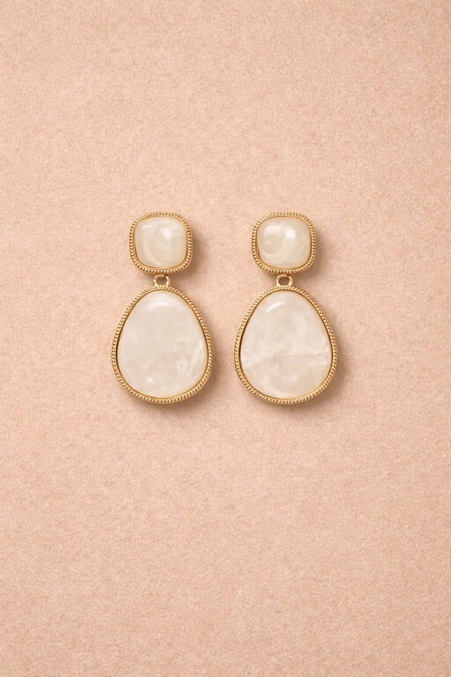 Boucles d’oreilles Solène Sahoma dorées avec pierre effet marbré ivoire, pendantes en acier inoxydable