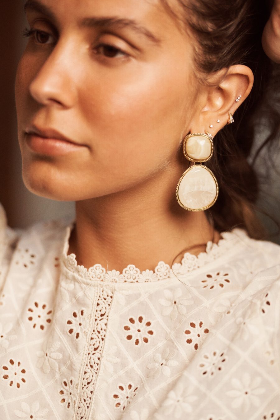 Boucles d’oreilles Solène Sahoma dorées avec pierre effet marbré ivoire, pendantes en acier inoxydable