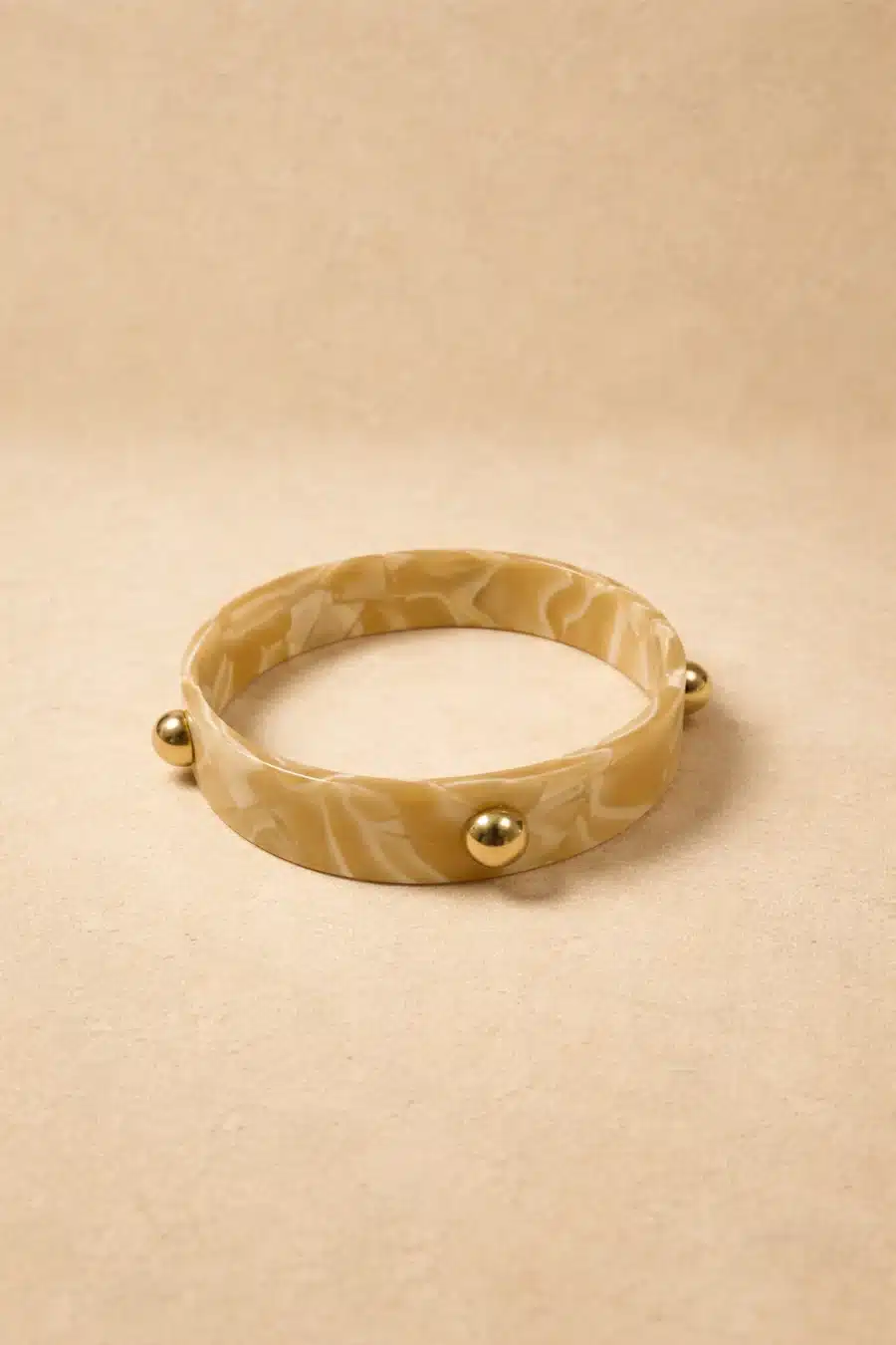 Bracelet Aure Sahoma écru, jonc ouvert marbré orné de perles dorés