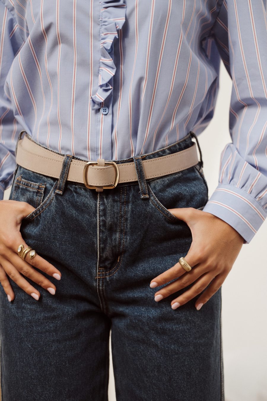 Ceinture Cléa Sahoma en suédine beige, boucle carrée dorée, portée sur un jean