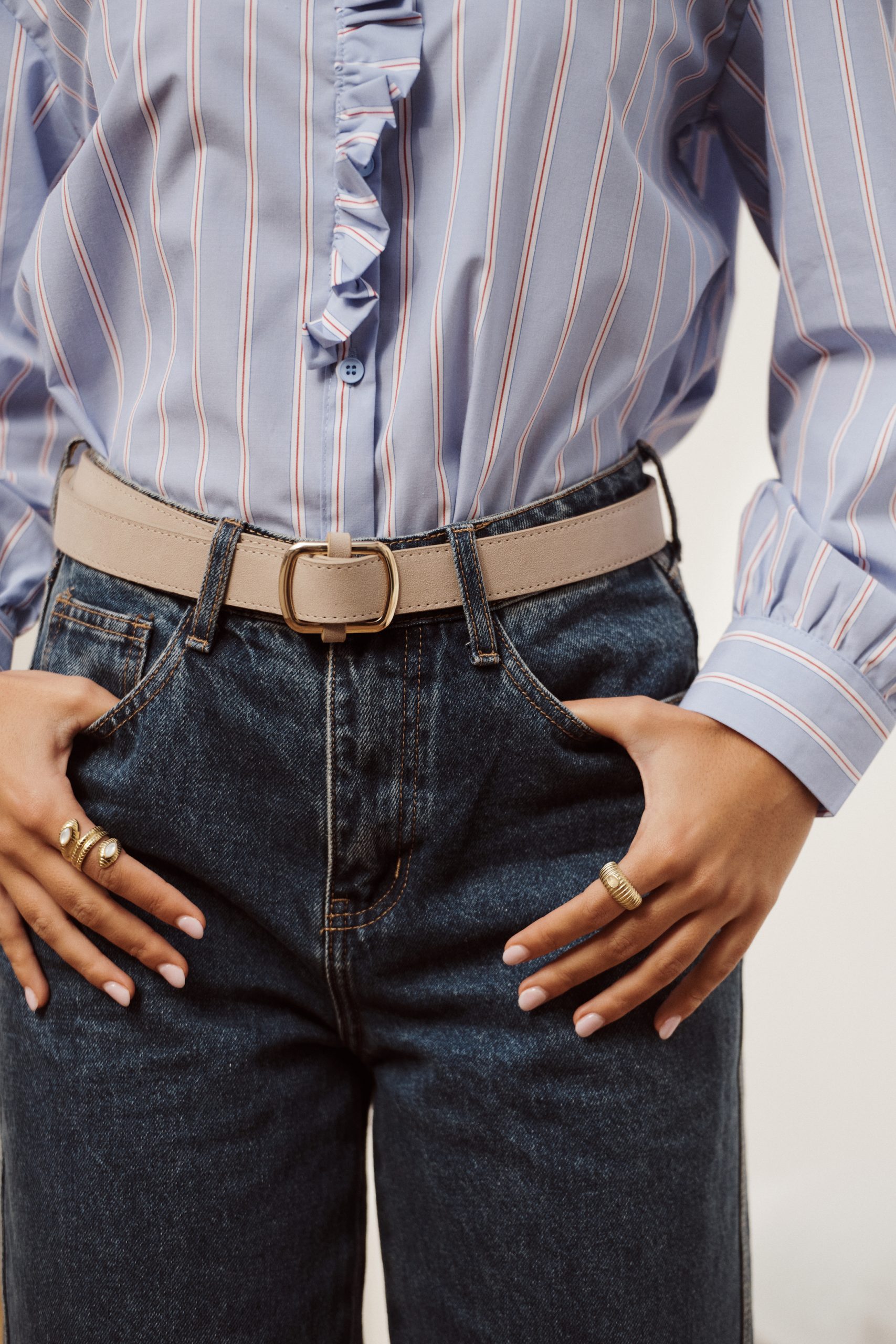 Ceinture Cléa Sahoma en suédine beige, boucle carrée dorée, portée sur un jean