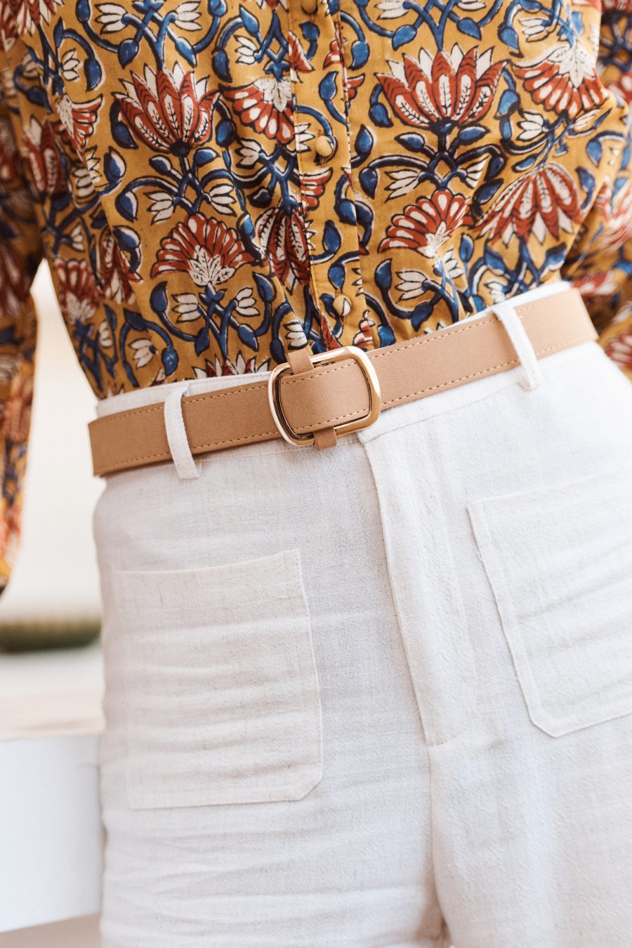 Ceinture Cléa Sahoma en suédine camel, boucle carrée dorée, portée sur un pantalon