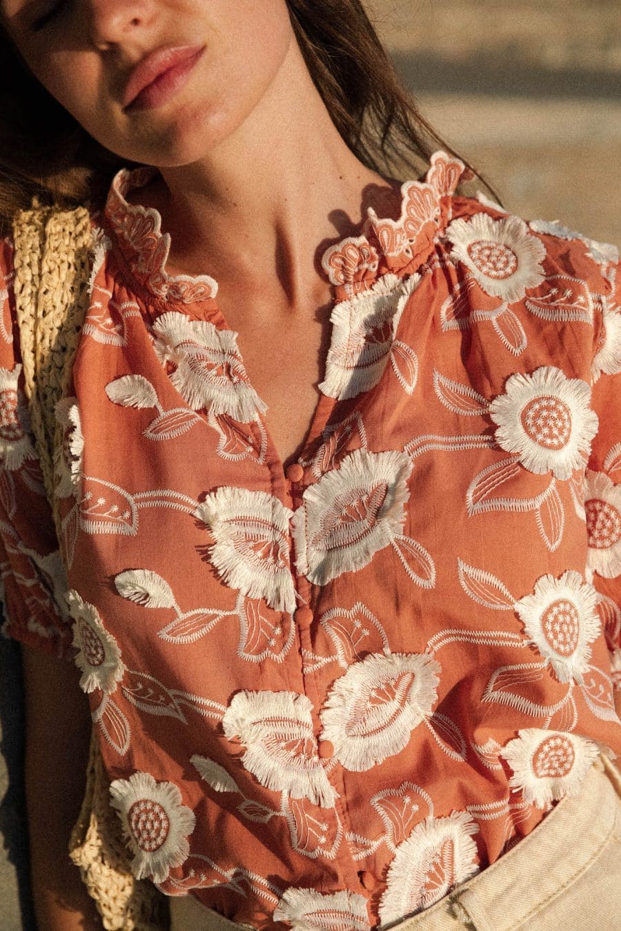 Chemise Azalea Sahoma terracotta brodée à motifs floraux blanc crème texturé, manches longues, portée avec un short en jean