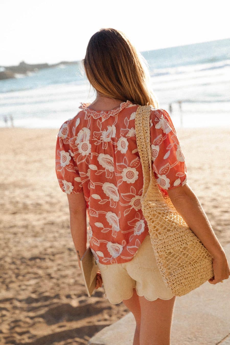 Chemise Azalea Sahoma terracotta brodée à motifs floraux blanc crème texturé, manches longues, portée avec un short en jean