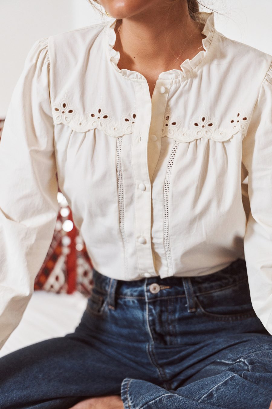 Chemise Ciria Sahoma écrue broderie anglaise à motifs floraux, manches longues, portée avec un jean