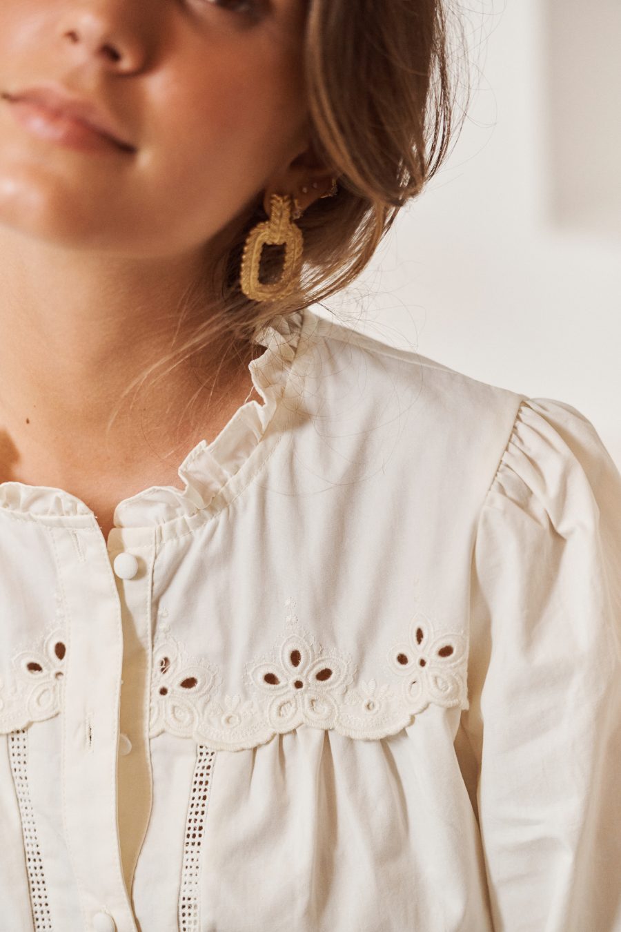 Chemise Ciria Sahoma écrue broderie anglaise à motifs floraux, manches longues, portée avec un jean