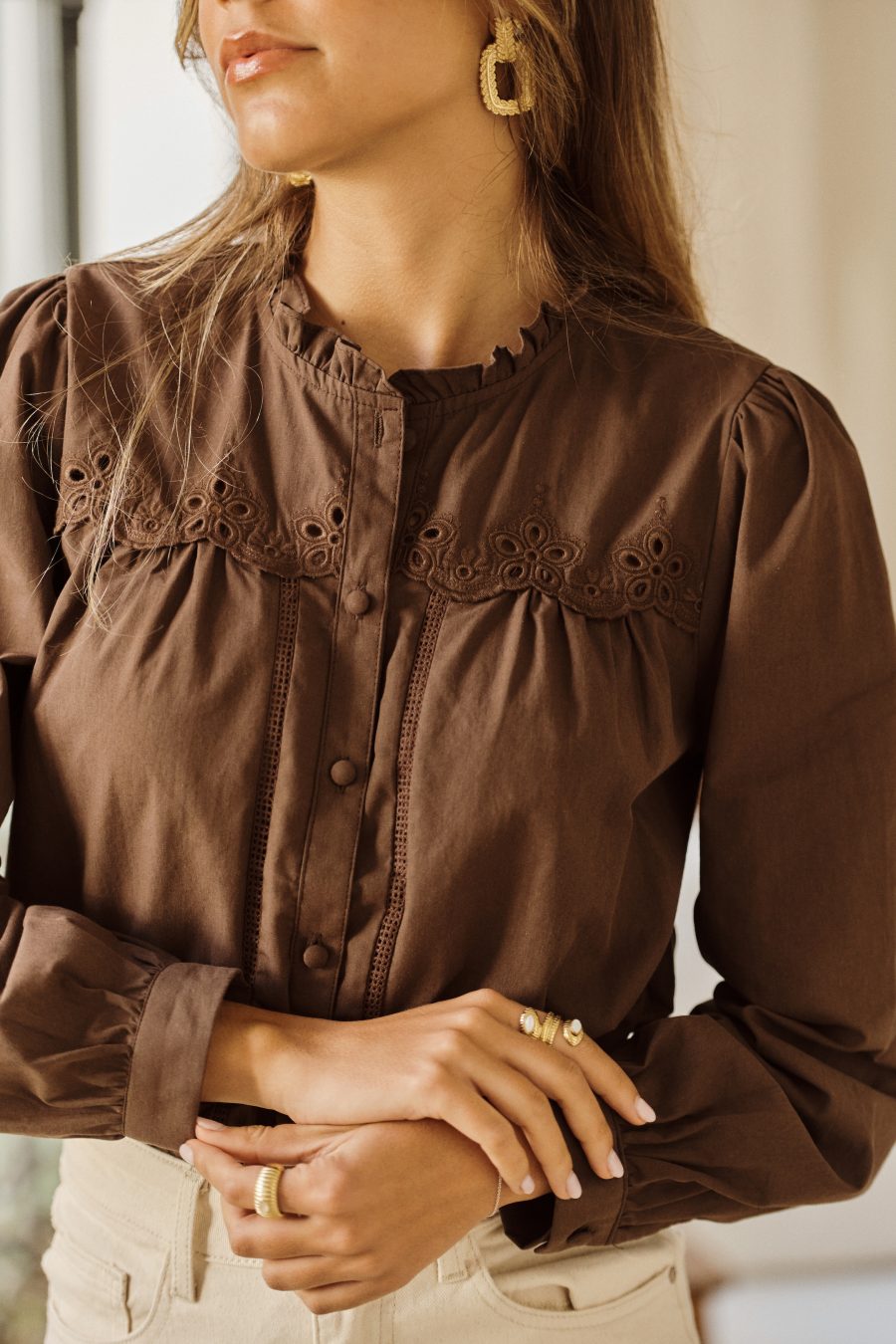 Chemise Ciria Sahoma marron broderie anglaise à motifs floraux, manches longues, portée avec un jean