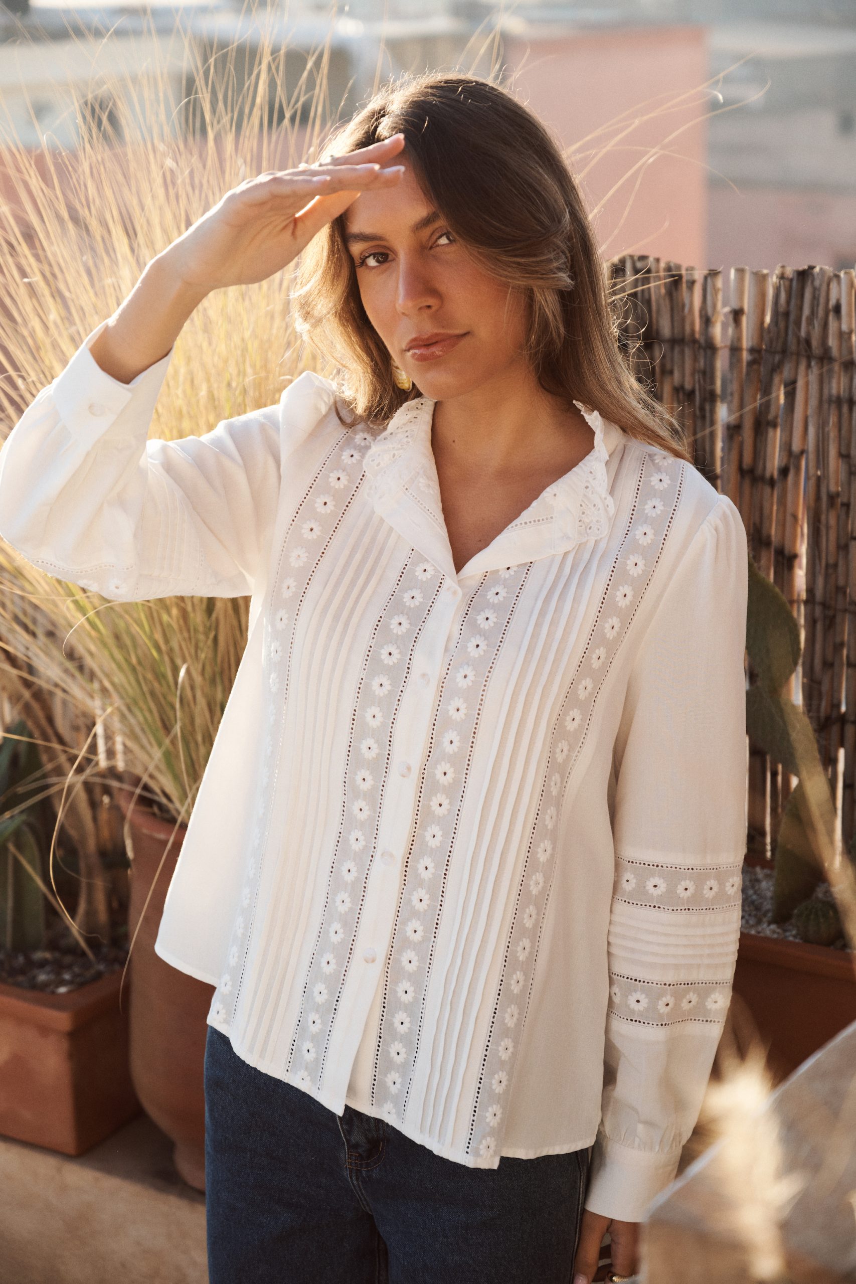 chemise-coralie-blanche-sahoma-00001 Chemise Coralie Sahoma blanche à broderie anglaise aux motifs floraux, manches longues, portée avec un jean foncé