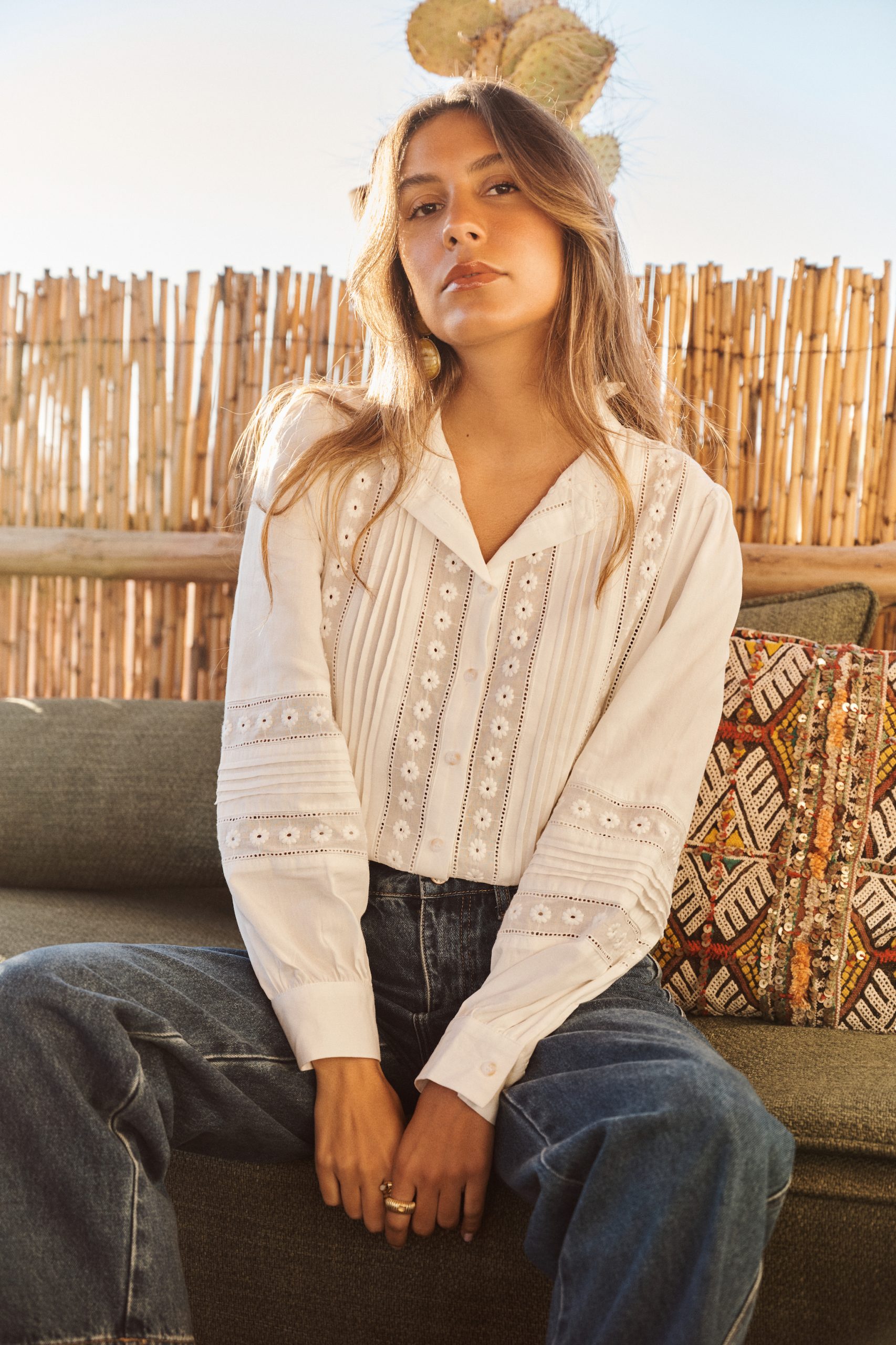 chemise-coralie-blanche-sahoma-00005 Chemise Coralie Sahoma blanche à broderie anglaise aux motifs floraux, manches longues, portée avec un jean foncé