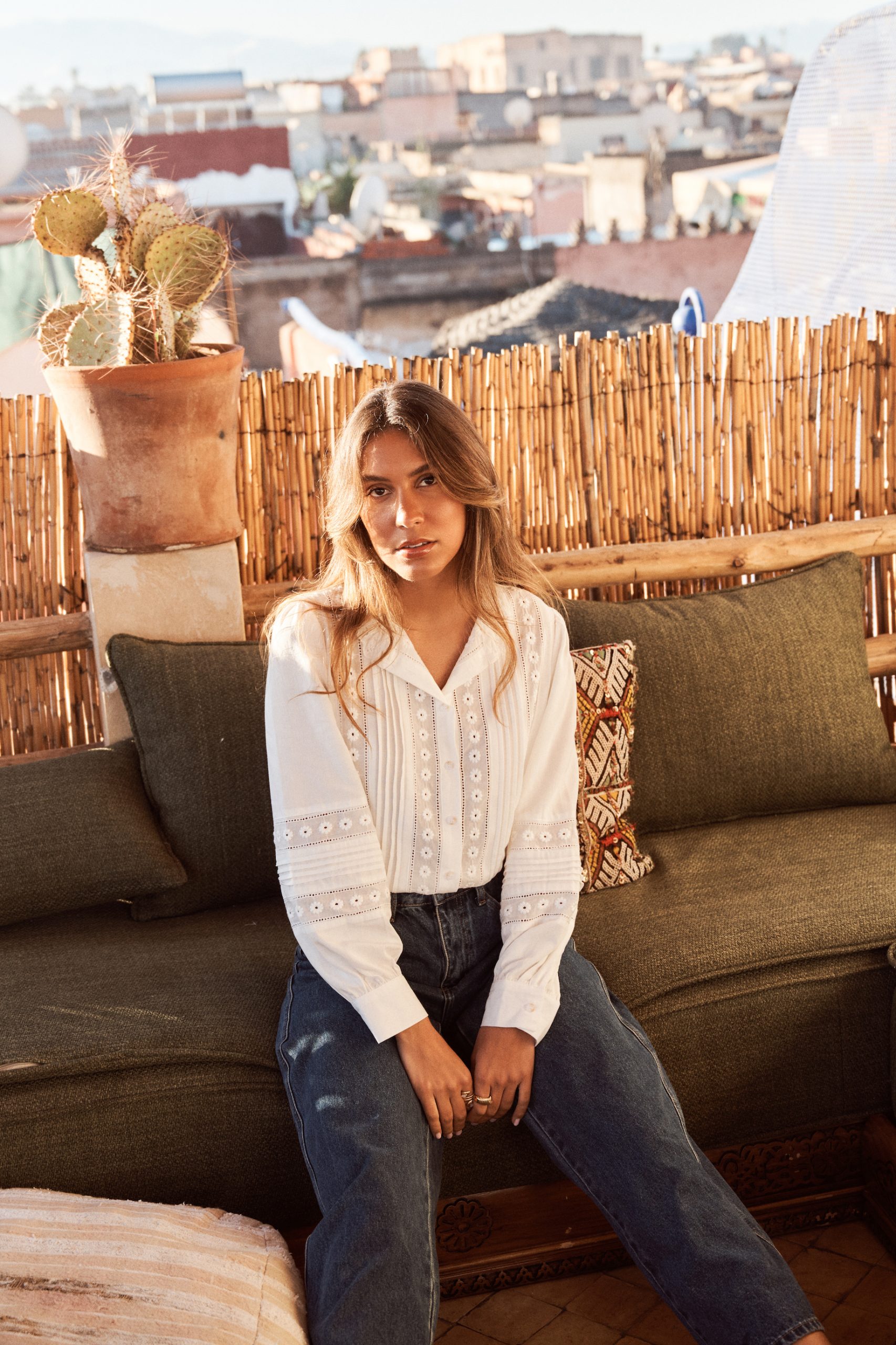 chemise-coralie-blanche-sahoma-00006 Chemise Coralie Sahoma blanche à broderie anglaise aux motifs floraux, manches longues, portée avec un jean foncé