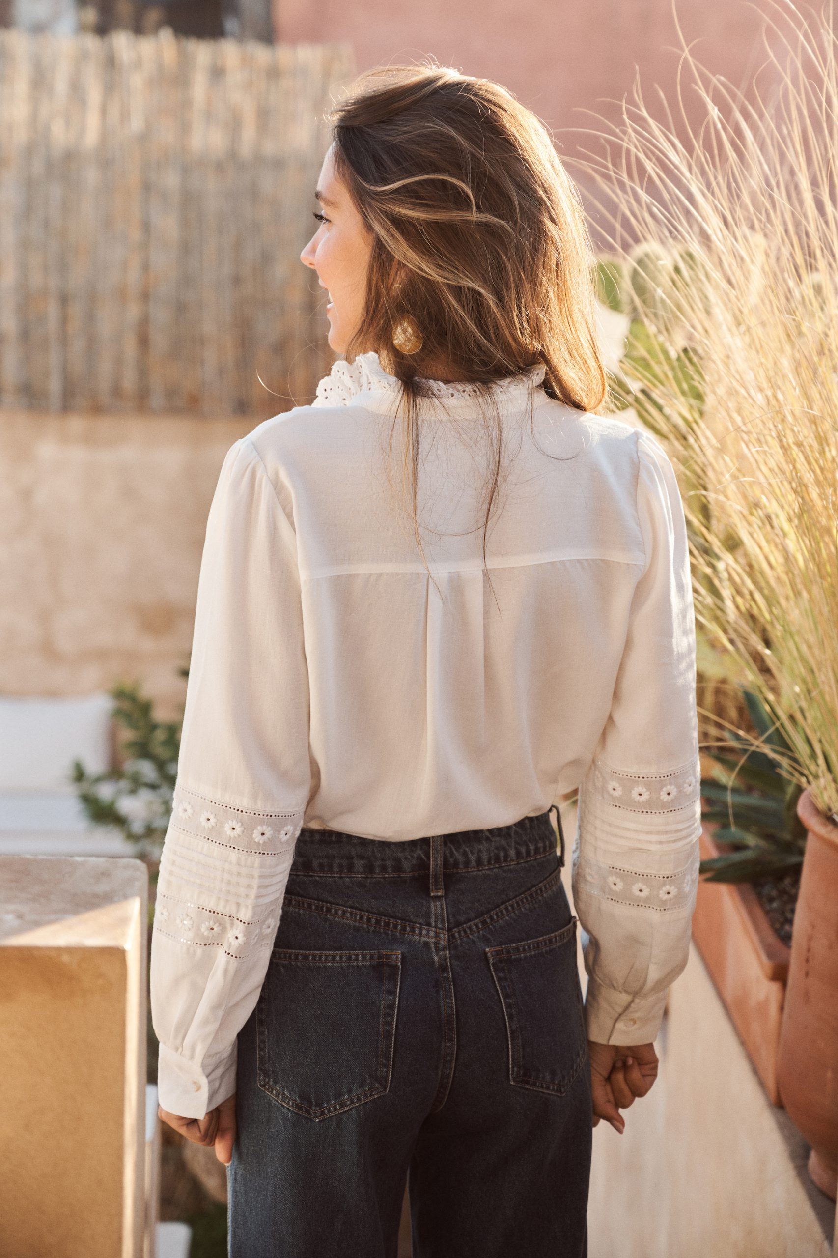 chemise-coralie-blanche-sahoma-00007 Chemise Coralie Sahoma blanche à broderie anglaise aux motifs floraux, manches longues, portée avec un jean foncé