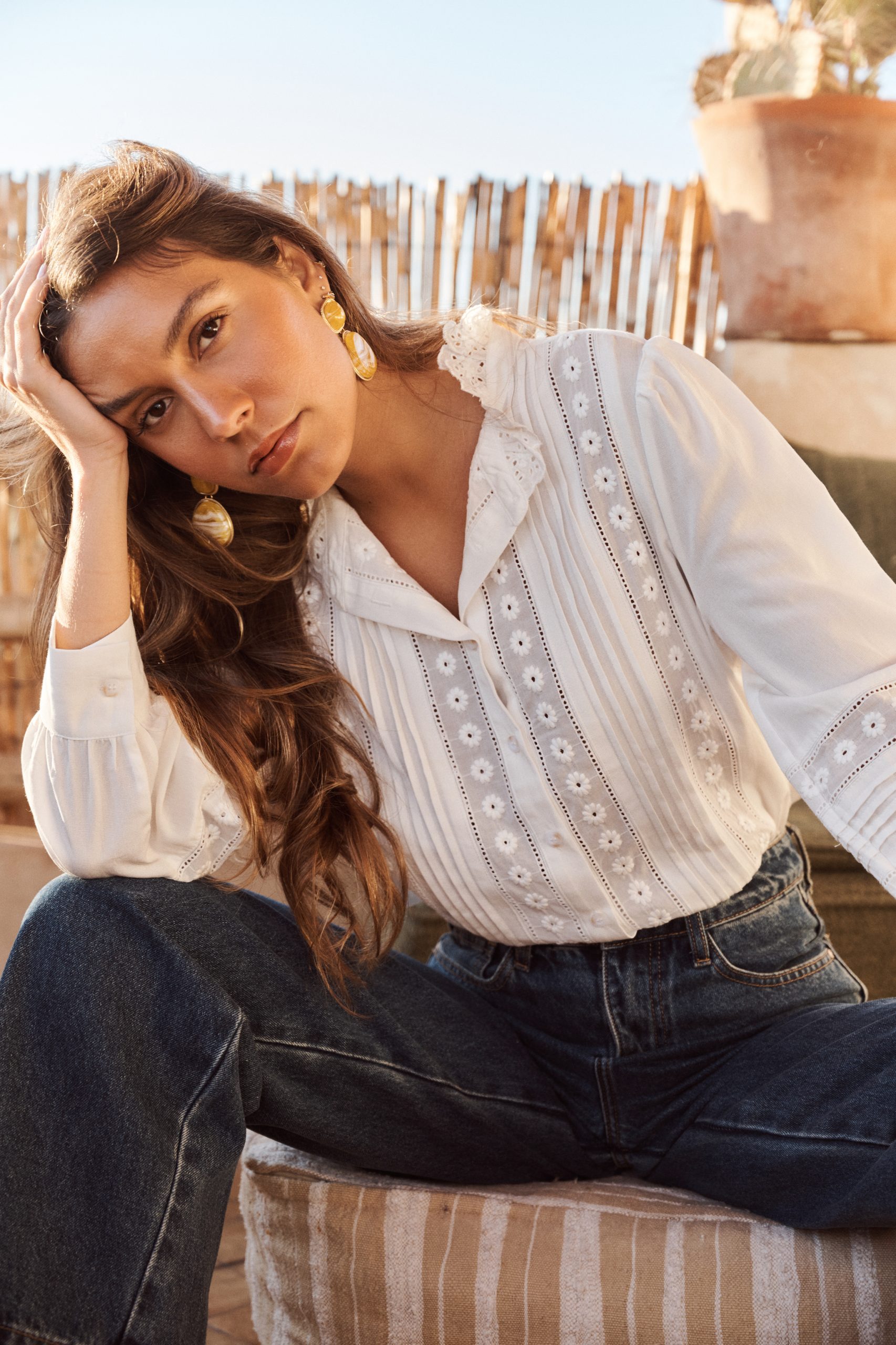 chemise-coralie-blanche-sahoma-2 Chemise Coralie Sahoma blanche à broderie anglaise aux motifs floraux, manches longues, portée avec un jean foncé