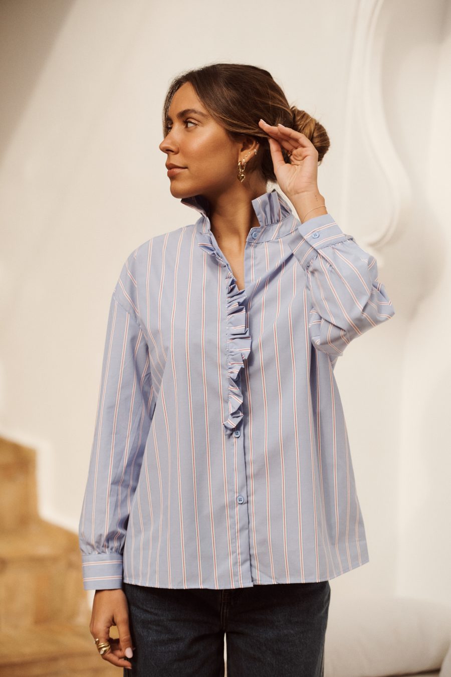 Chemise Elvia Sahoma rayée bleue à col et jabot à volants et délicat, manches longues, portée avec un jean foncé