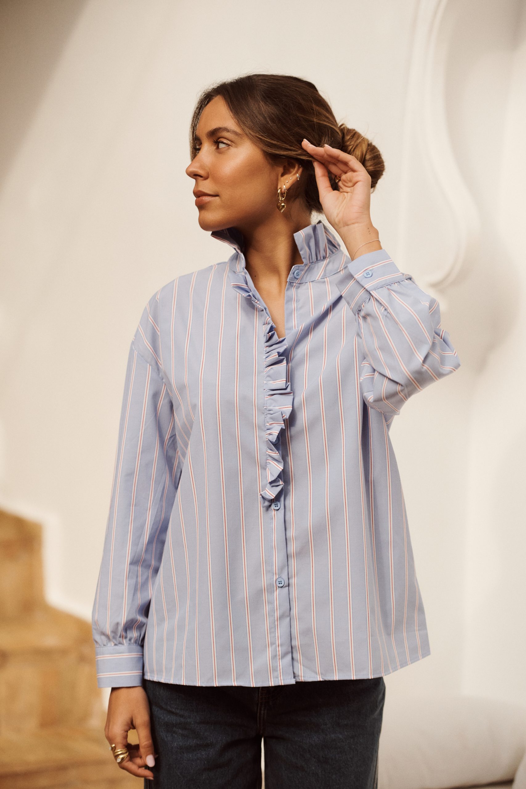 chemise-elvia-bleue-sahoma-00001 Chemise Elvia Sahoma rayée bleue à col et jabot à volants et délicat, manches longues, portée avec un jean foncé