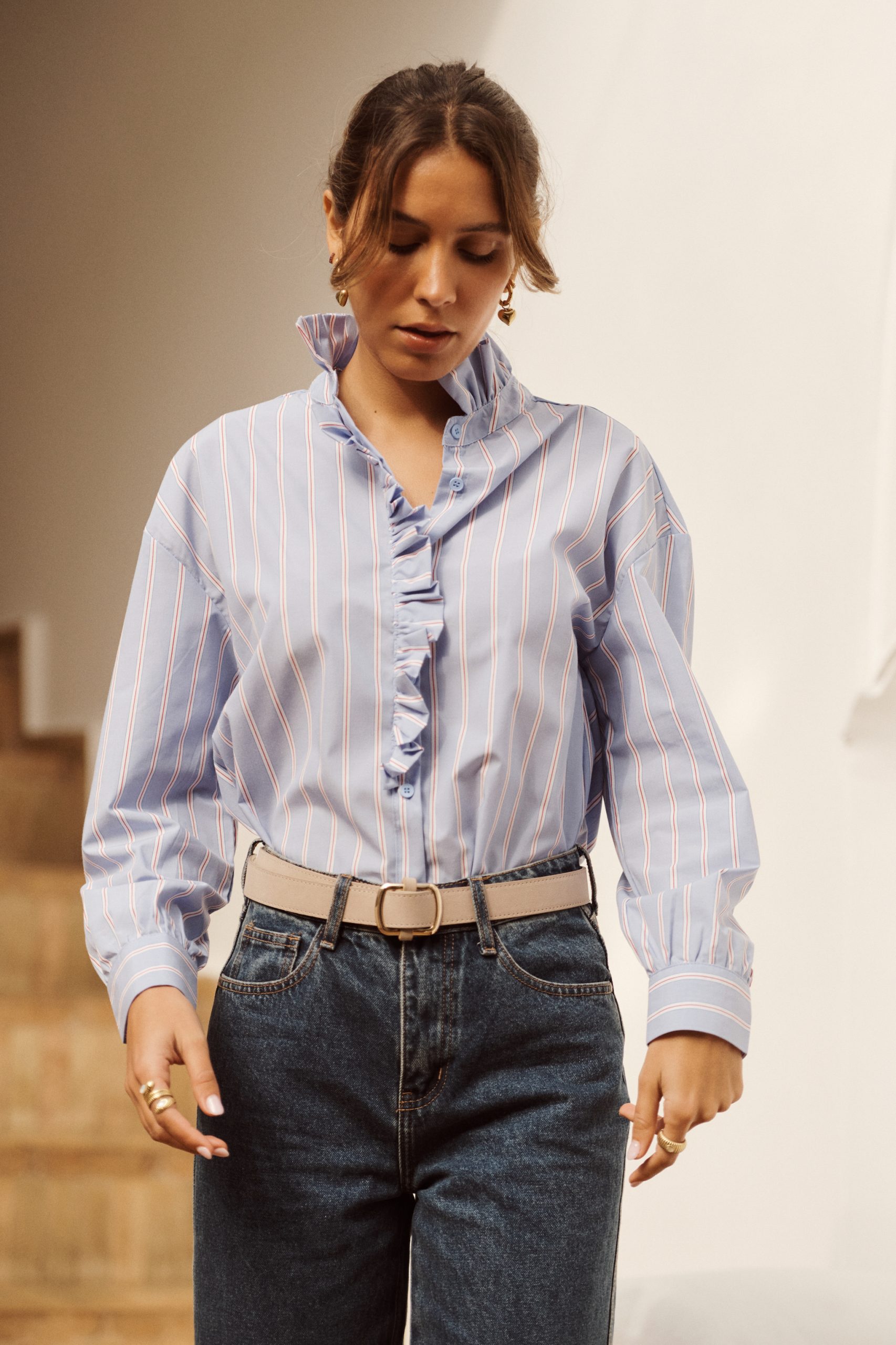 chemise-elvia-bleue-sahoma-00002 Chemise Elvia Sahoma rayée bleue à col et jabot à volants et délicat, manches longues, portée avec un jean foncé