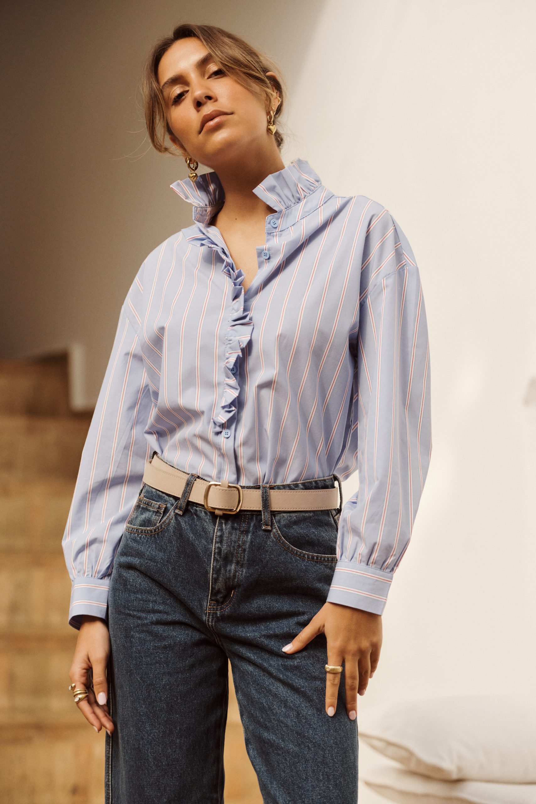 chemise-elvia-bleue-sahoma-00003 Chemise Elvia Sahoma rayée bleue à col et jabot à volants et délicat, manches longues, portée avec un jean foncé