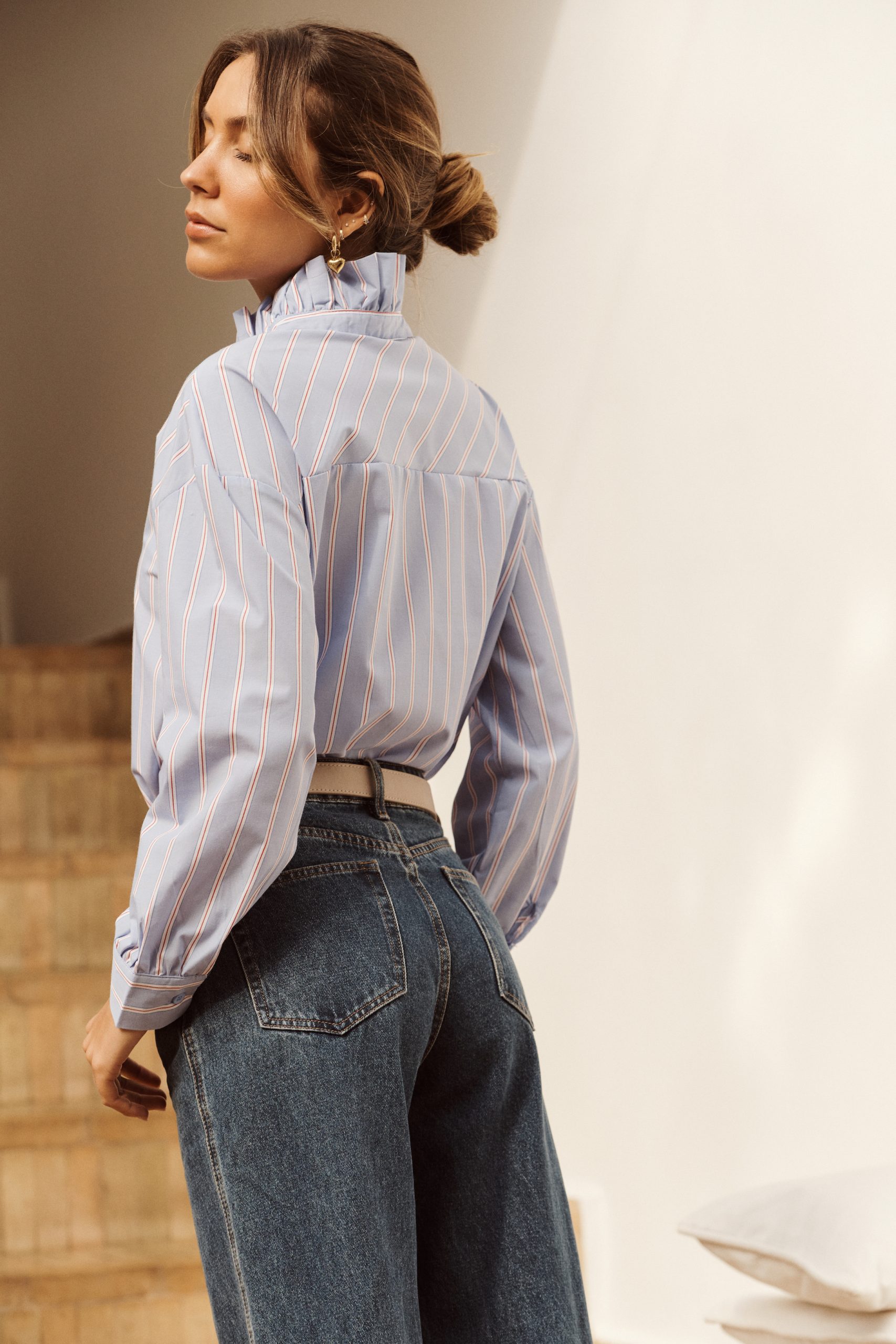 chemise-elvia-bleue-sahoma-00004 Chemise Elvia Sahoma rayée bleue à col et jabot à volants et délicat, manches longues, portée avec un jean foncé
