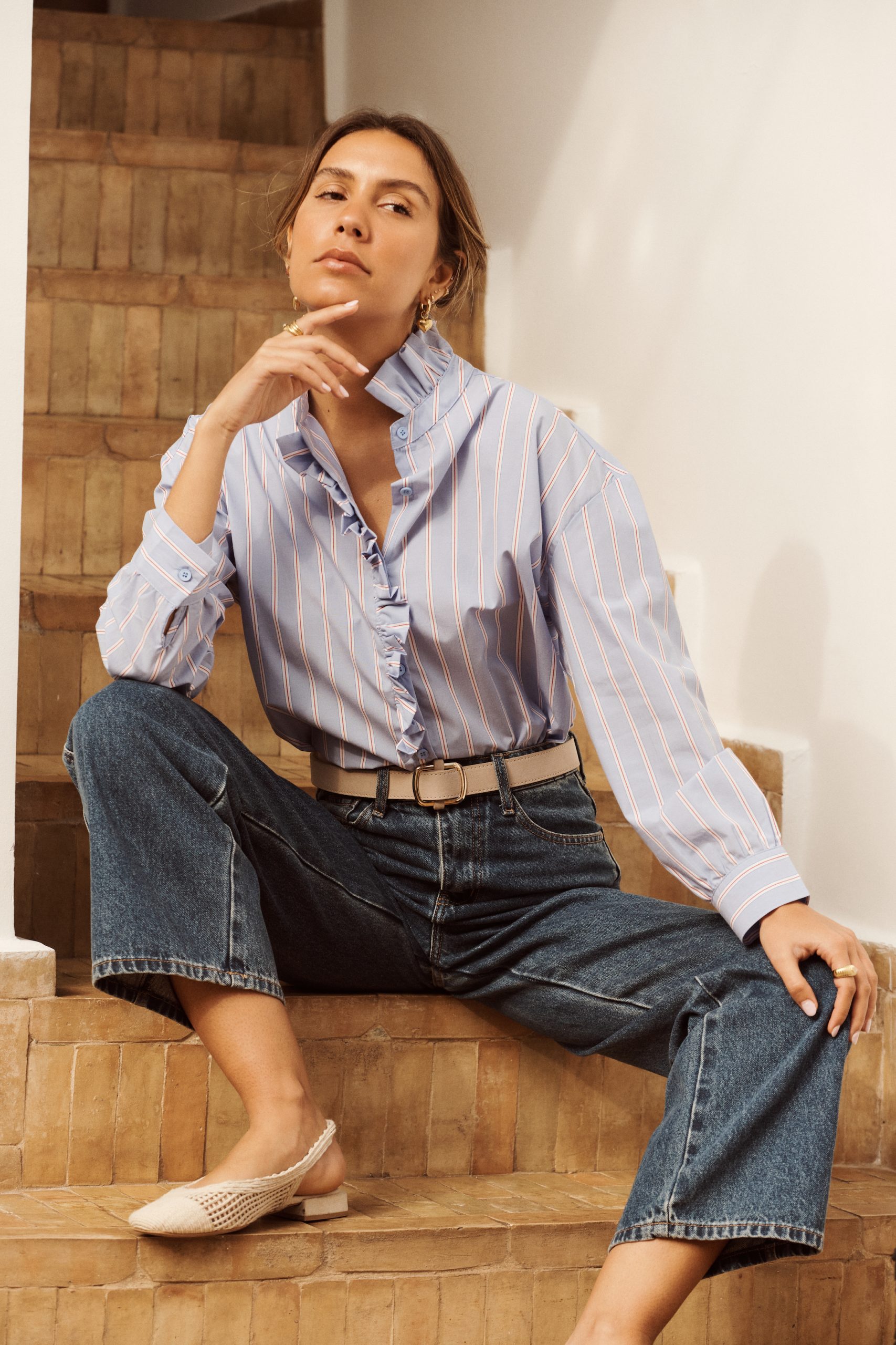 chemise-elvia-bleue-sahoma-00005 Chemise Elvia Sahoma rayée bleue à col et jabot à volants et délicat, manches longues, portée avec un jean foncé