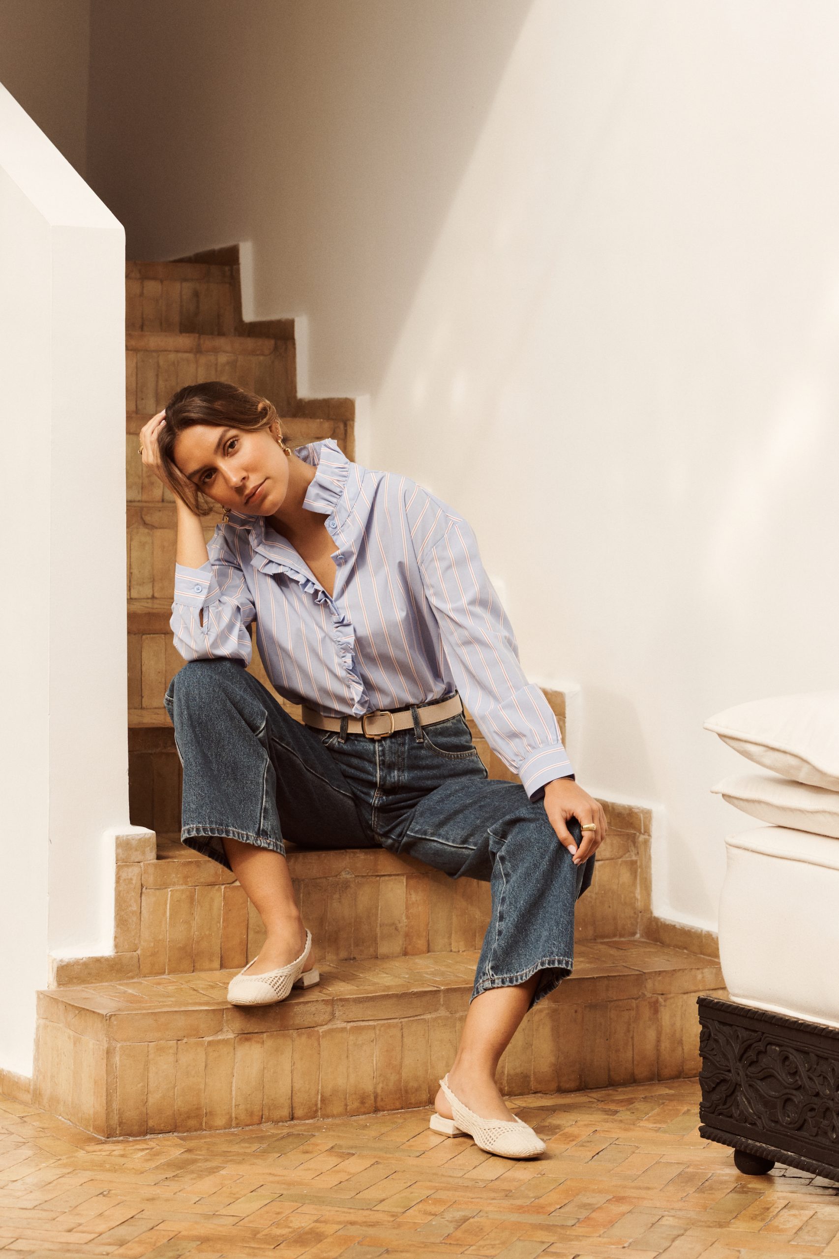 chemise-elvia-bleue-sahoma-00006 Chemise Elvia Sahoma rayée bleue à col et jabot à volants et délicat, manches longues, portée avec un jean foncé