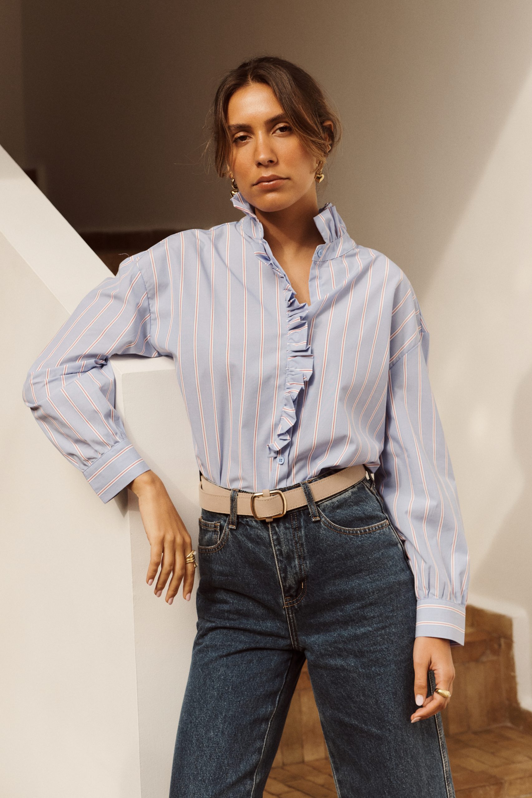 chemise-elvia-bleue-sahoma-00008 Chemise Elvia Sahoma rayée bleue à col et jabot à volants et délicat, manches longues, portée avec un jean foncé