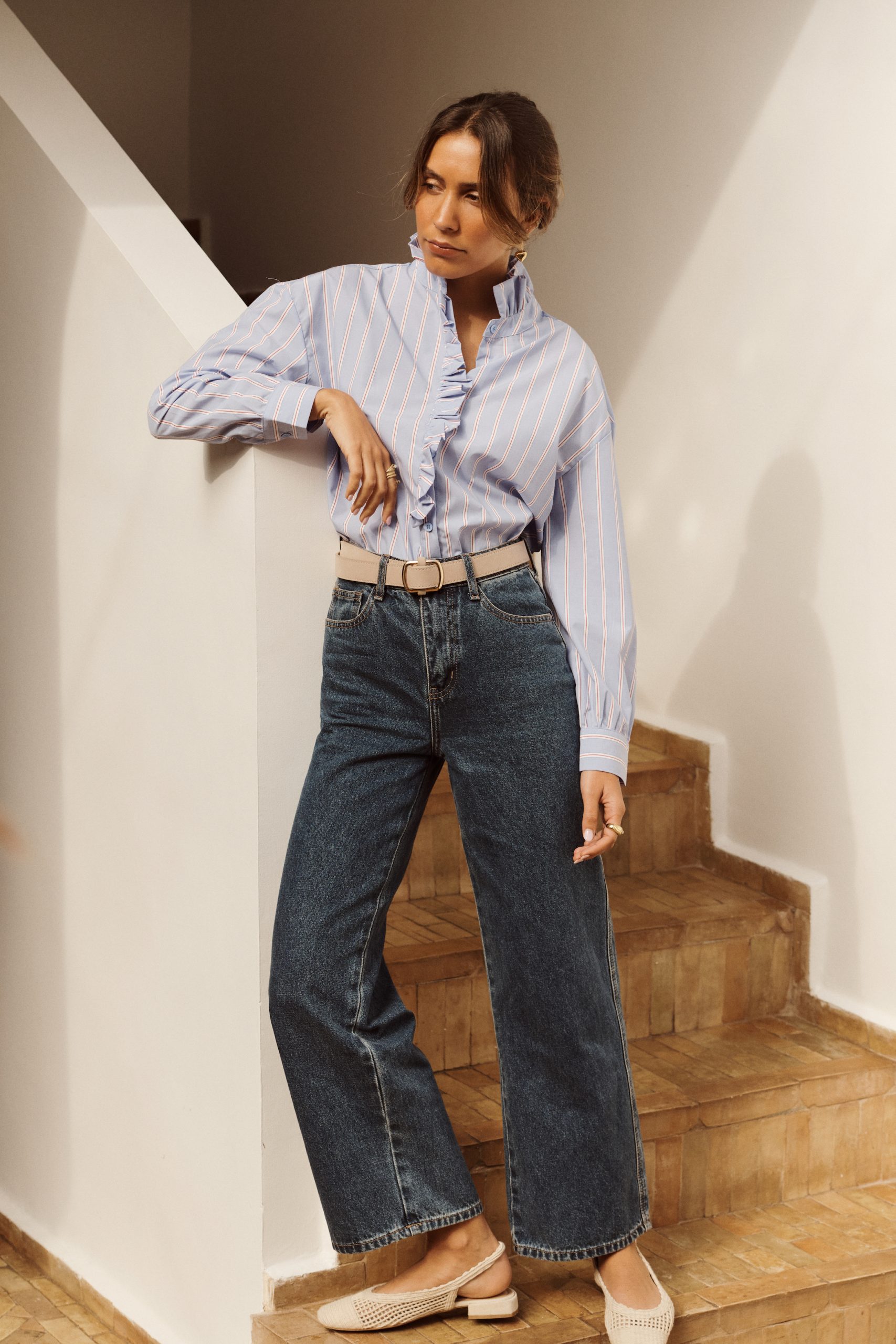 chemise-elvia-bleue-sahoma-00010 Chemise Elvia Sahoma rayée bleue à col et jabot à volants et délicat, manches longues, portée avec un jean foncé