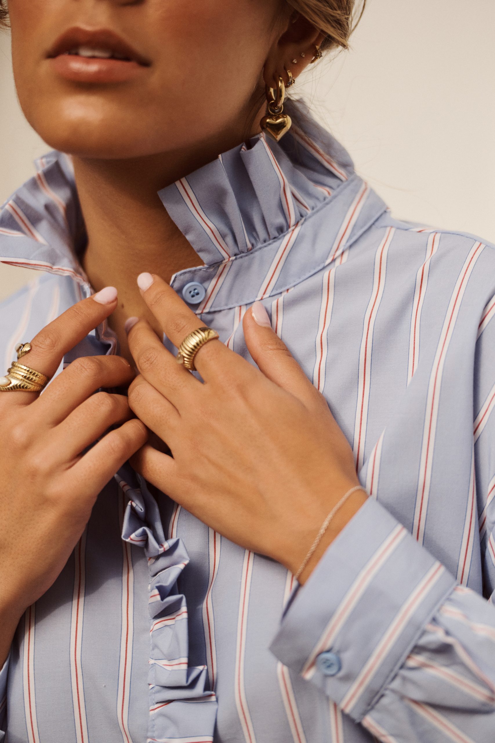 chemise-elvia-bleue-sahoma-2 Chemise Elvia Sahoma rayée bleue à col et jabot à volants et délicat, manches longues, portée avec un jean foncé