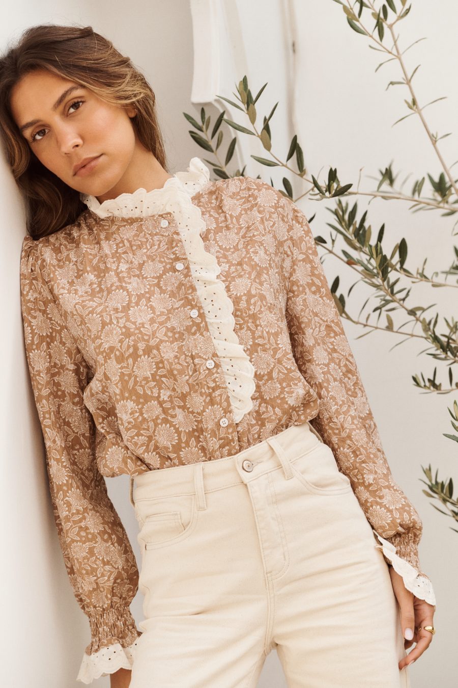 Chemise femme Heloise Sahoma à motifs floraux, col et jabot à volants en dentelle, manches longues, portée avec un jean clair