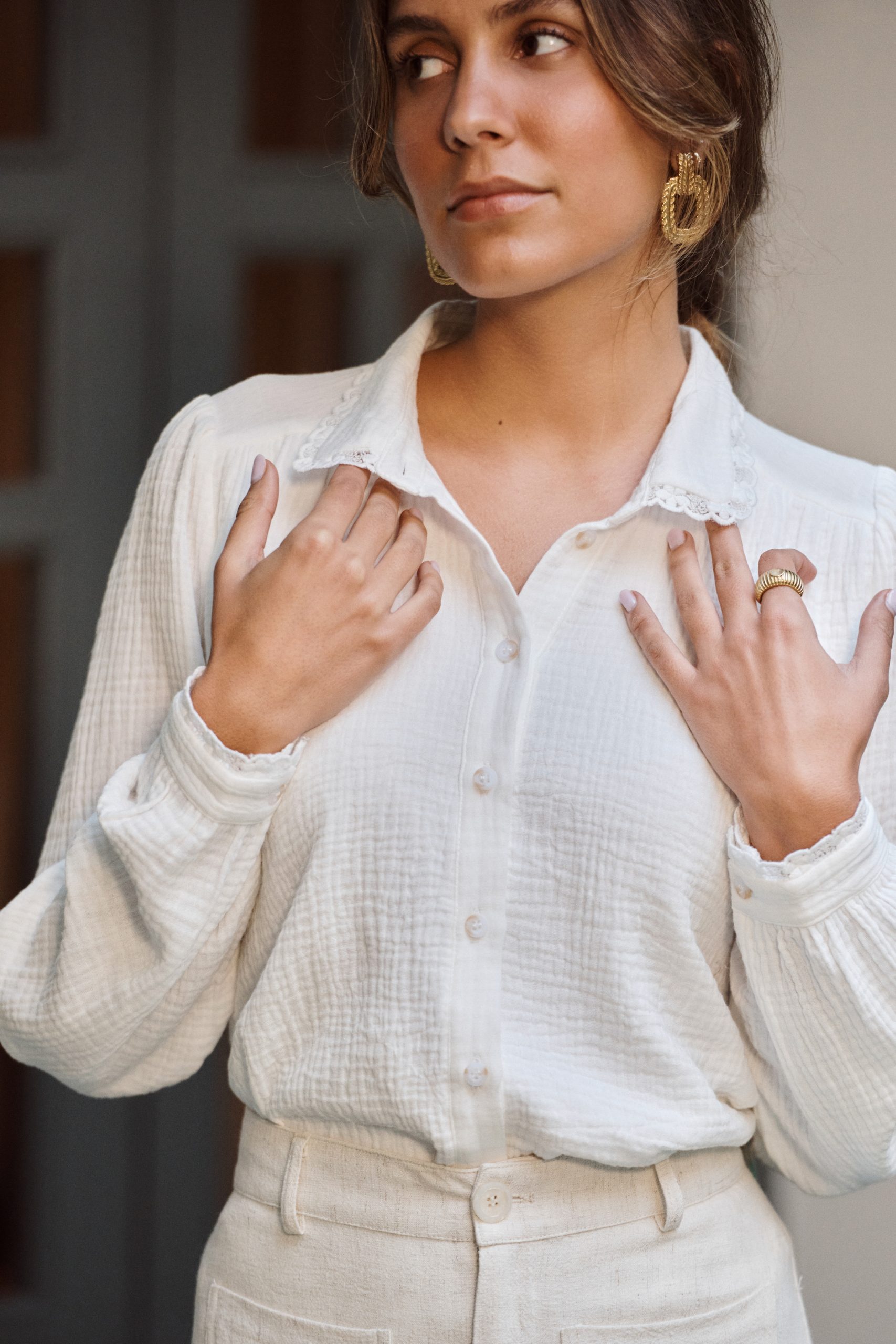 Chemise Irisée Sahoma en gaze de coton, manches longues, portée avec un pantalon clair