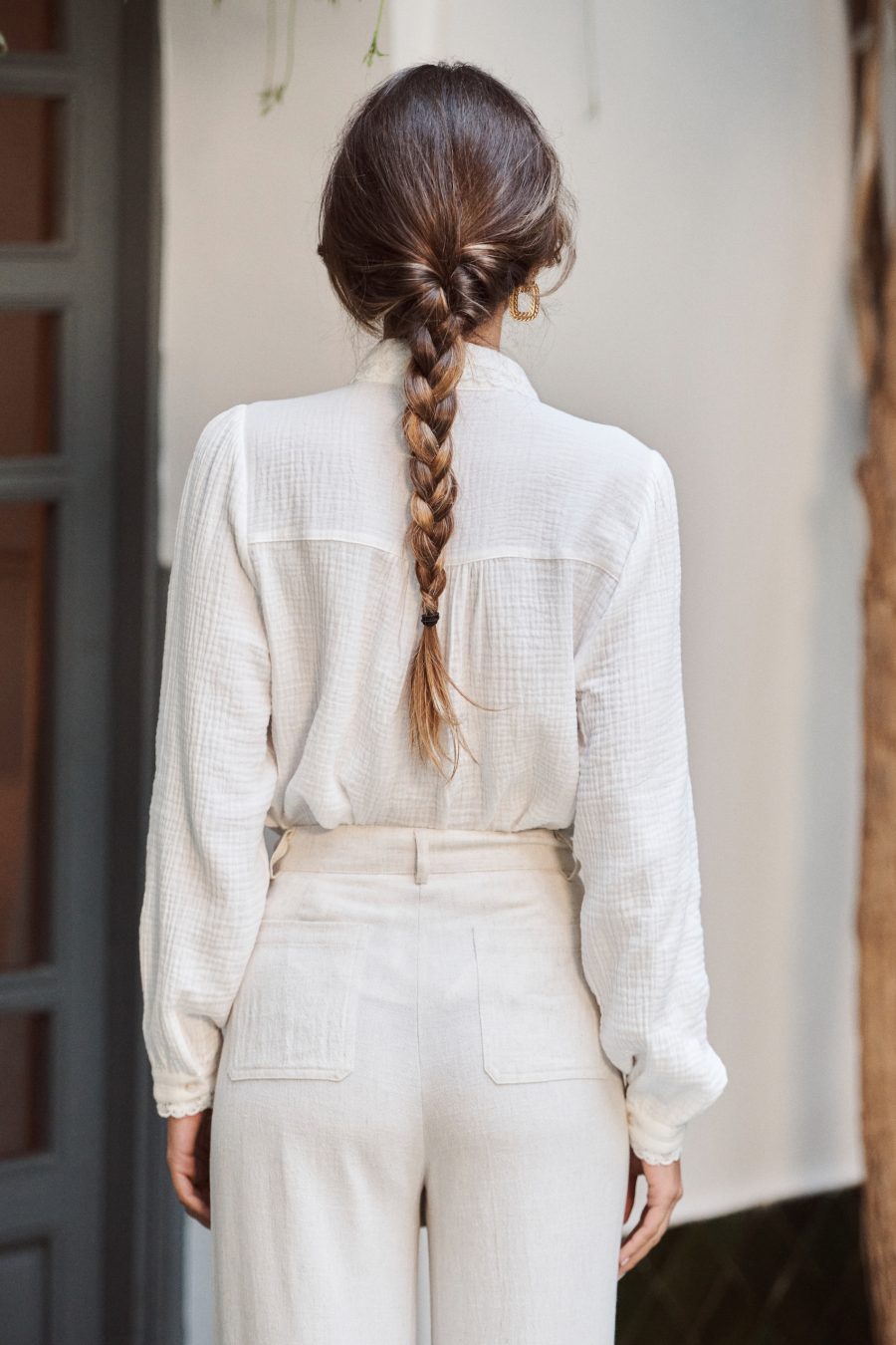 Chemise Irisée Sahoma en gaze de coton, manches longues, portée avec un pantalon clair