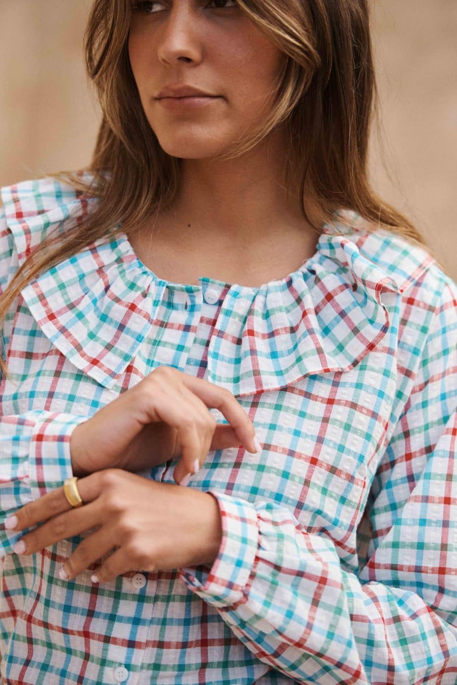 Chemise Rima Sahoma aux motifs vichy coloré, col Claudine à volants manches longues, portée avec un jean bleu clair