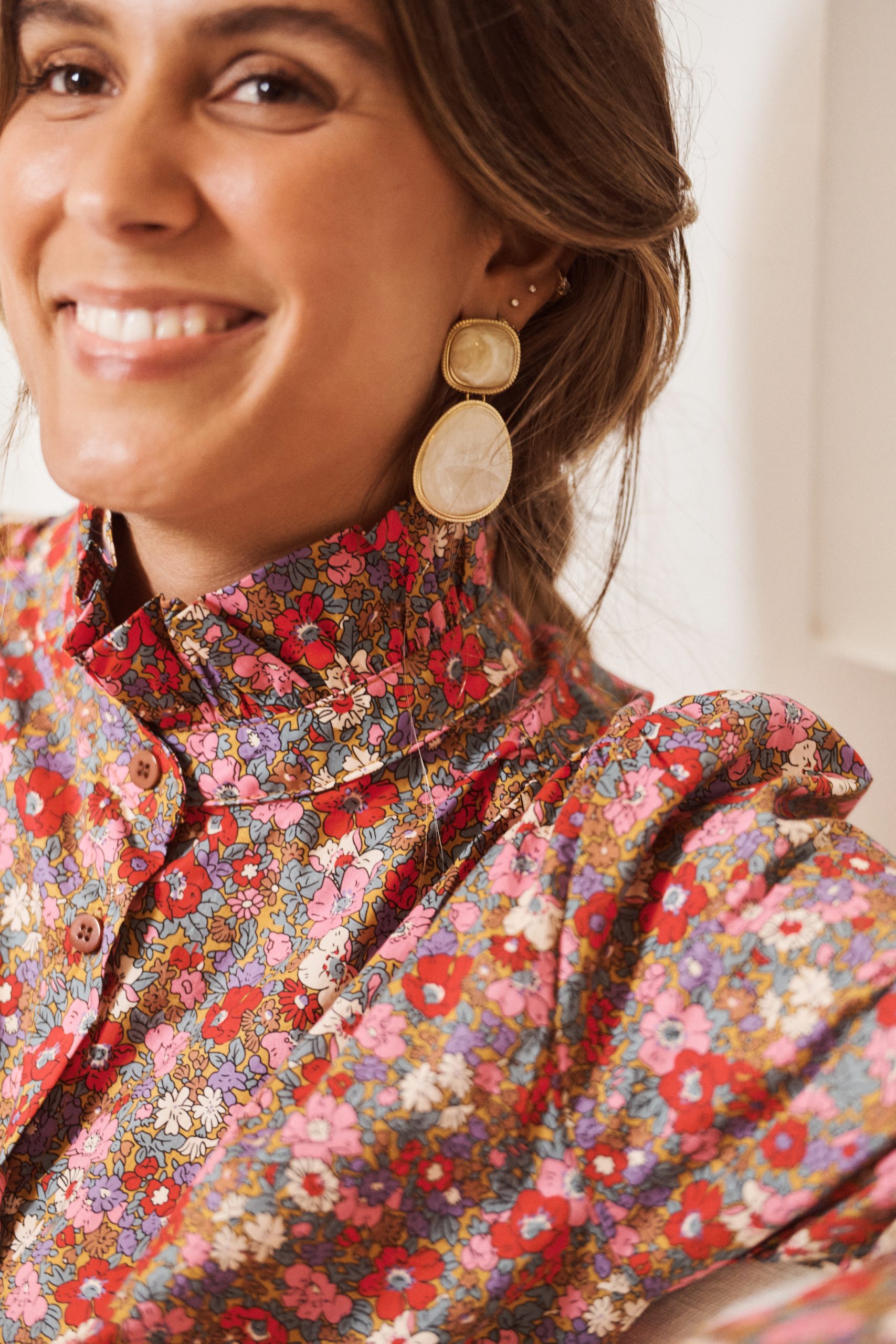 chemise-sarena-rose-sahoma-00002 Chemise Sarena Sahoma imprimé fleuri rose, col montant à volants, manches longues, portée avec un jean clair