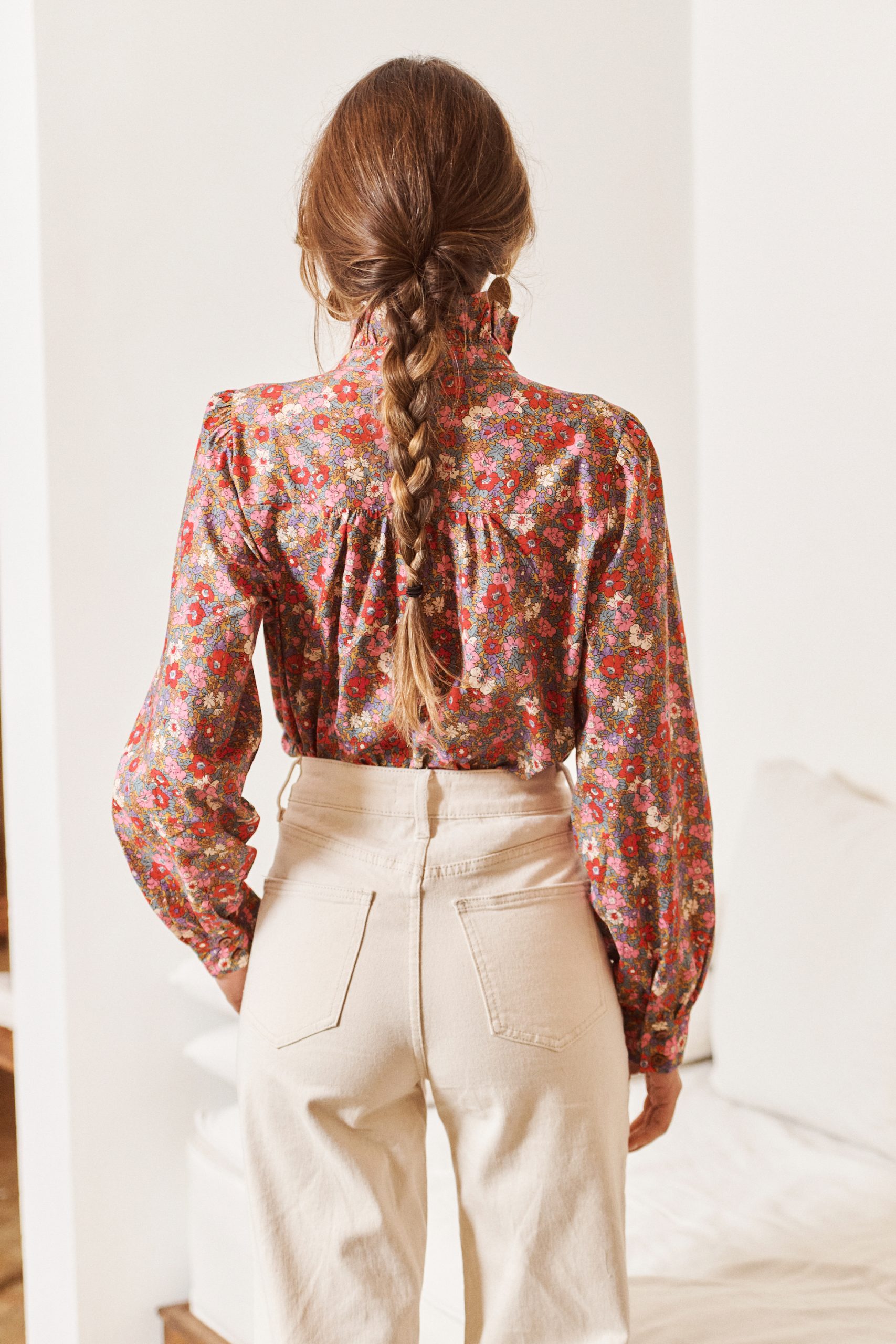 chemise-sarena-rose-sahoma-00003 Chemise Sarena Sahoma imprimé fleuri rose, col montant à volants, manches longues, portée avec un jean clair