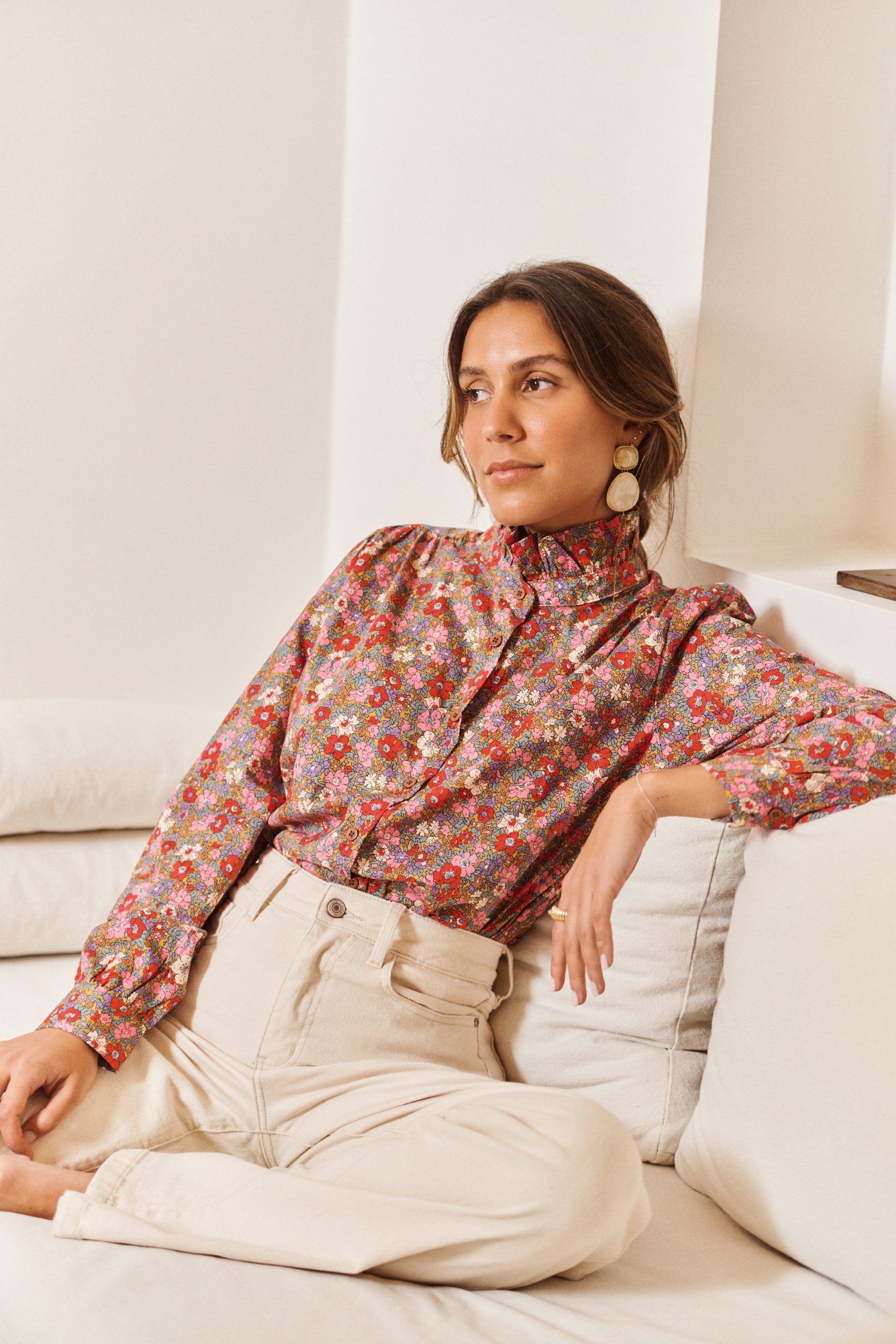chemise-sarena-rose-sahoma-00004 Chemise Sarena Sahoma imprimé fleuri rose, col montant à volants, manches longues, portée avec un jean clair